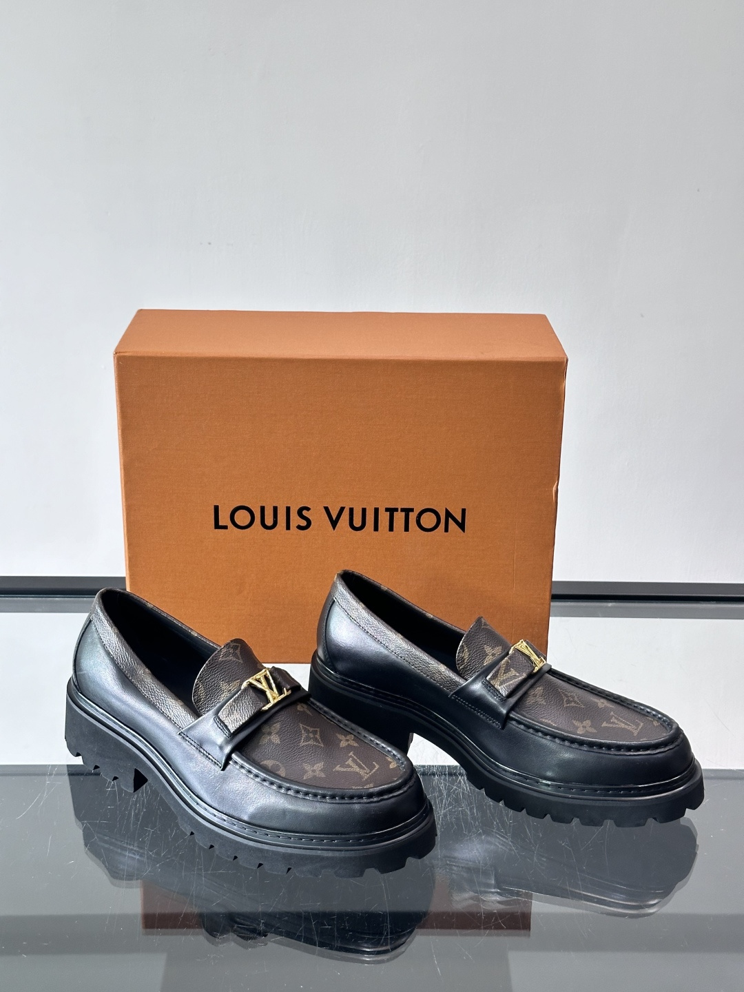 Lv驴家新款皮鞋出货，lv标识点缀鞋身，皮革饰带点缀LV金属徽标饰扣，搭配光滑小牛皮革饰边，搭配饰有 M