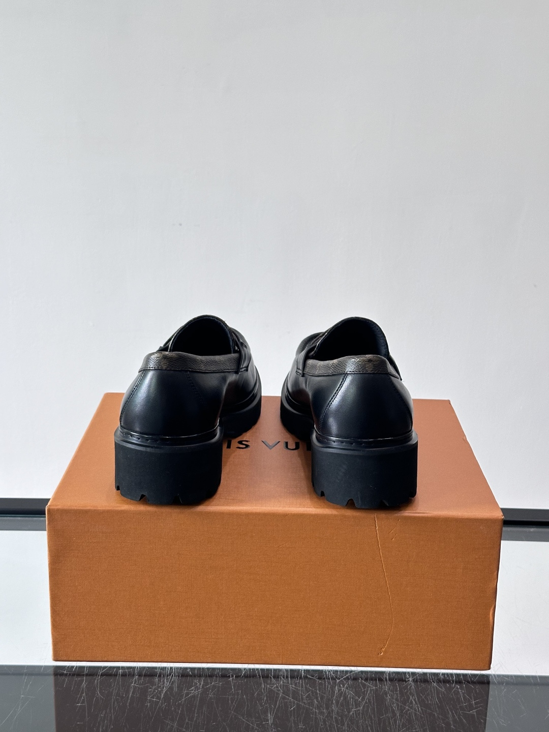 Lv驴家新款皮鞋出货，lv标识点缀鞋身，皮革饰带点缀LV金属徽标饰扣，搭配光滑小牛皮革饰边，搭配饰有 M