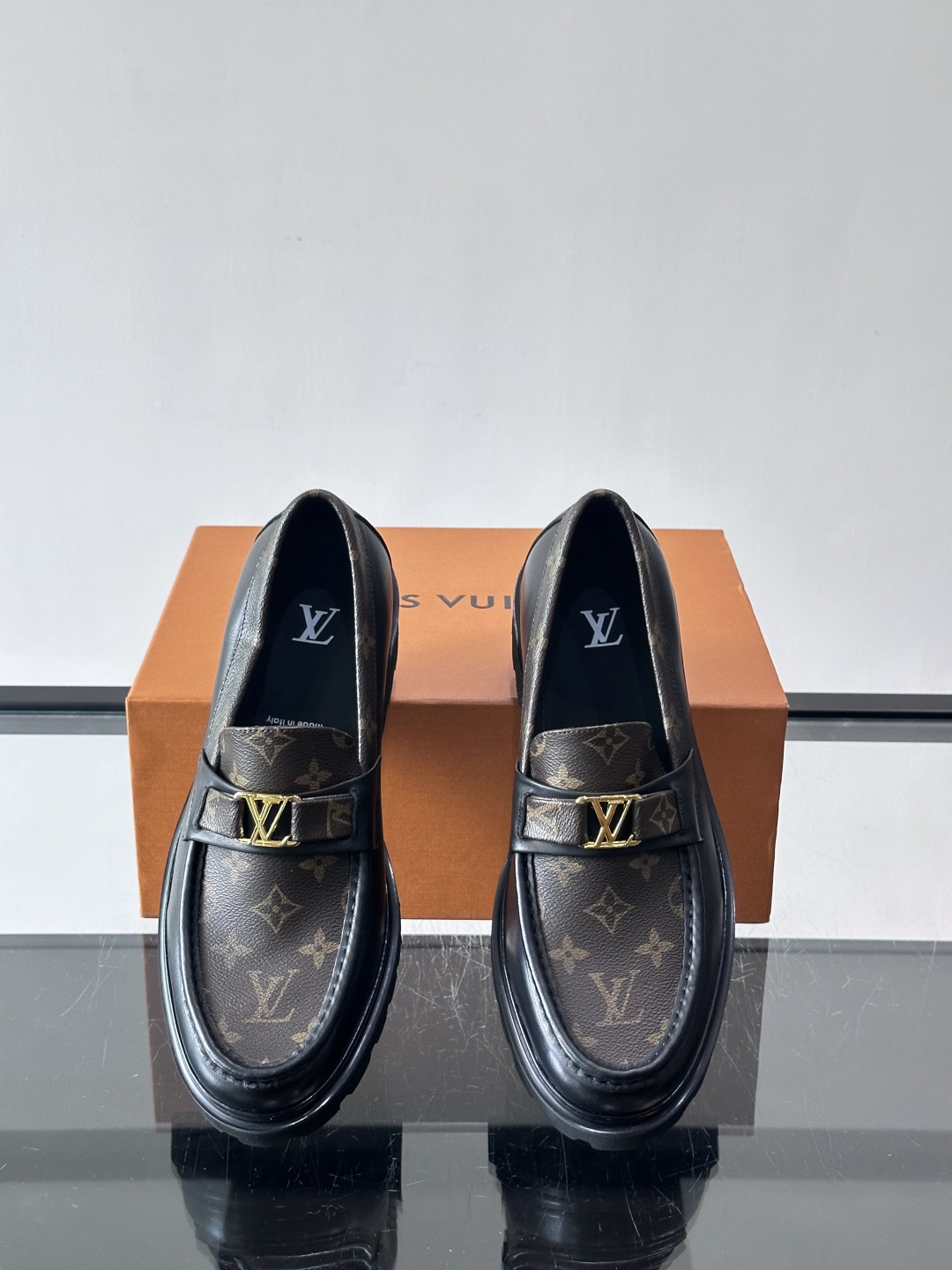 Lv驴家新款皮鞋出货，lv标识点缀鞋身，皮革饰带点缀LV金属徽标饰扣，搭配光滑小牛皮革饰边，搭配饰有 M