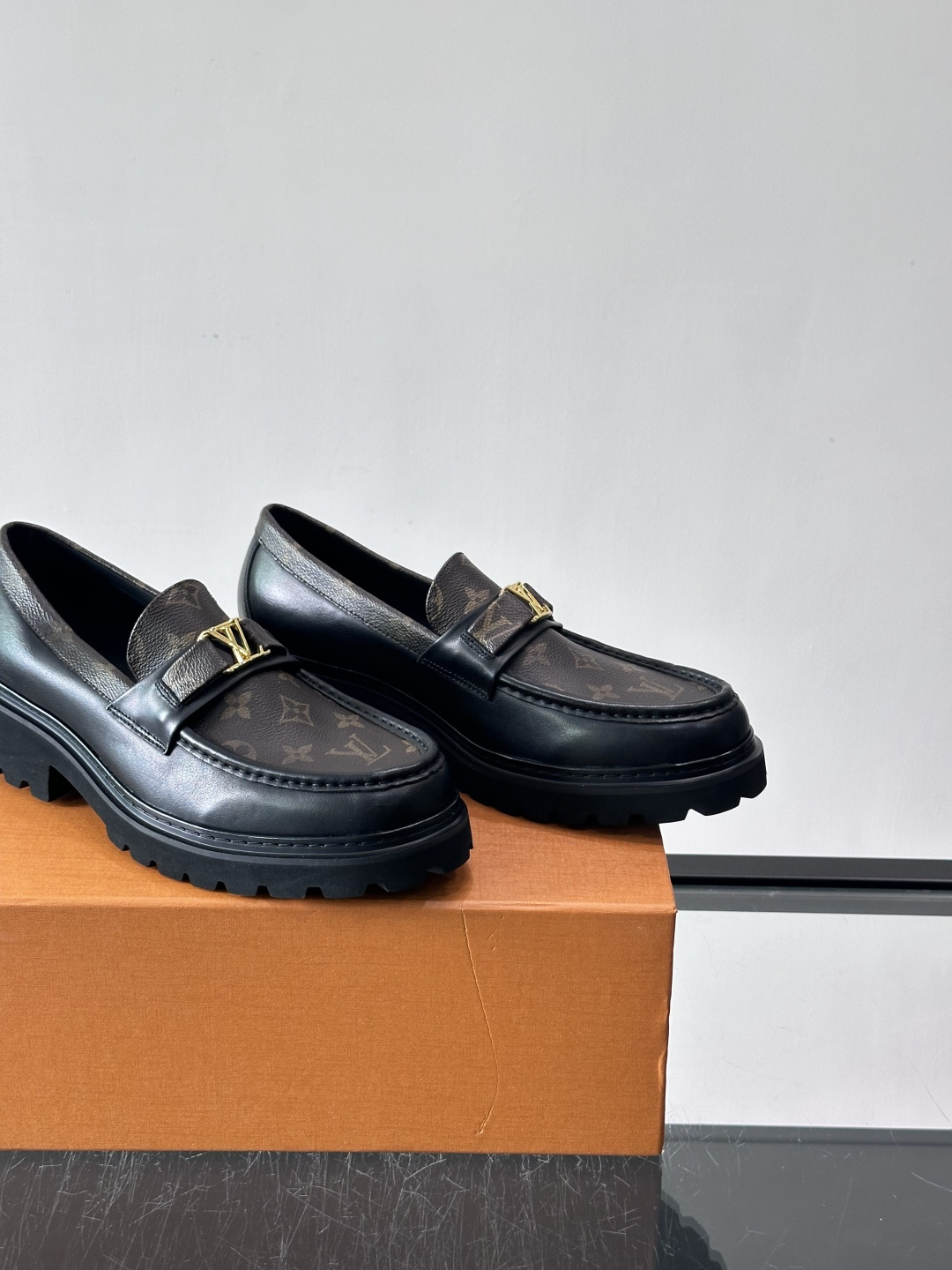 Lv驴家新款皮鞋出货，lv标识点缀鞋身，皮革饰带点缀LV金属徽标饰扣，搭配光滑小牛皮革饰边，搭配饰有 M