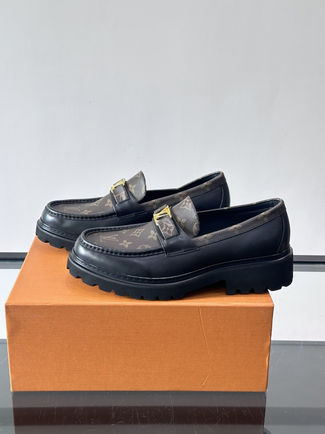 Lv驴家新款皮鞋出货，lv标识点缀鞋身，皮革饰带点缀LV金属徽标饰扣，搭配光滑小牛皮革饰边，搭配饰有 M