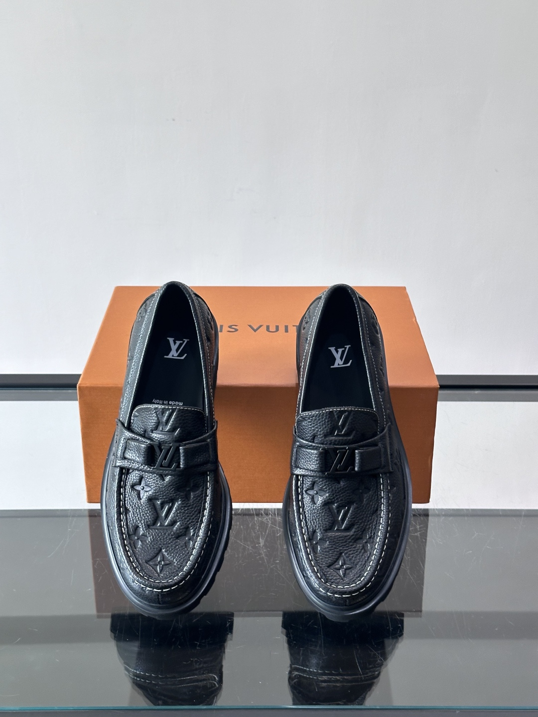 Lv驴家新款皮鞋出货，lv标识点缀鞋身，皮革饰带点缀LV金属徽标饰扣，搭配光滑小牛皮革饰边，搭配饰有 M