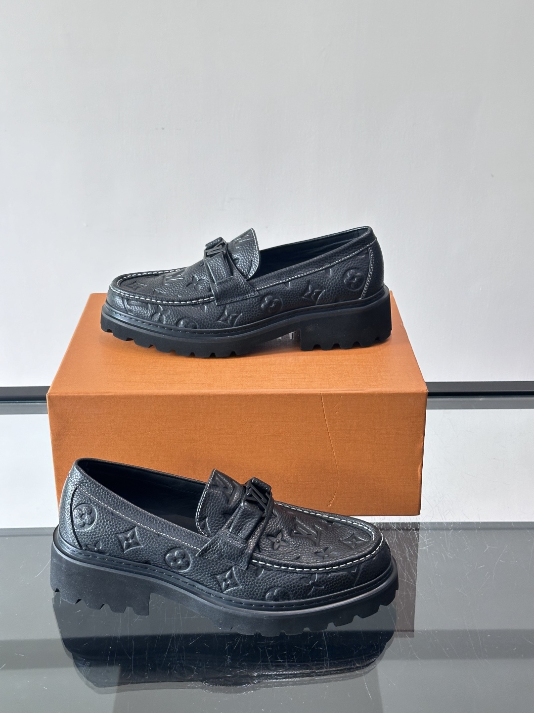 Lv驴家新款皮鞋出货，lv标识点缀鞋身，皮革饰带点缀LV金属徽标饰扣，搭配光滑小牛皮革饰边，搭配饰有 M