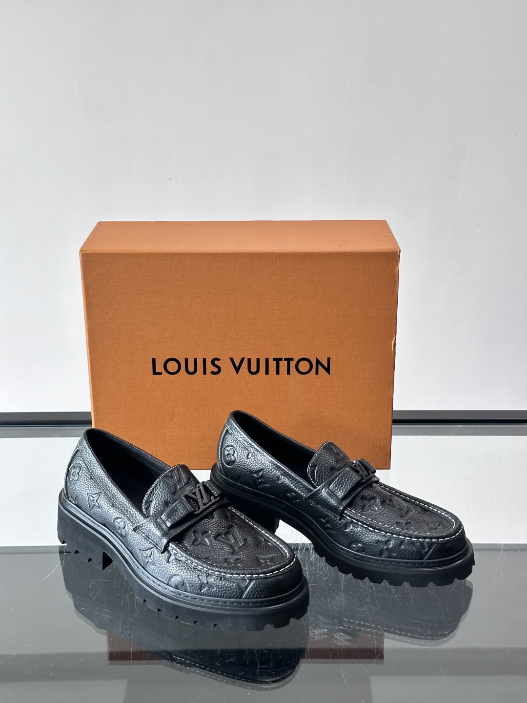Lv驴家新款皮鞋出货，lv标识点缀鞋身，皮革饰带点缀LV金属徽标饰扣，搭配光滑小牛皮革饰边，搭配饰有 M