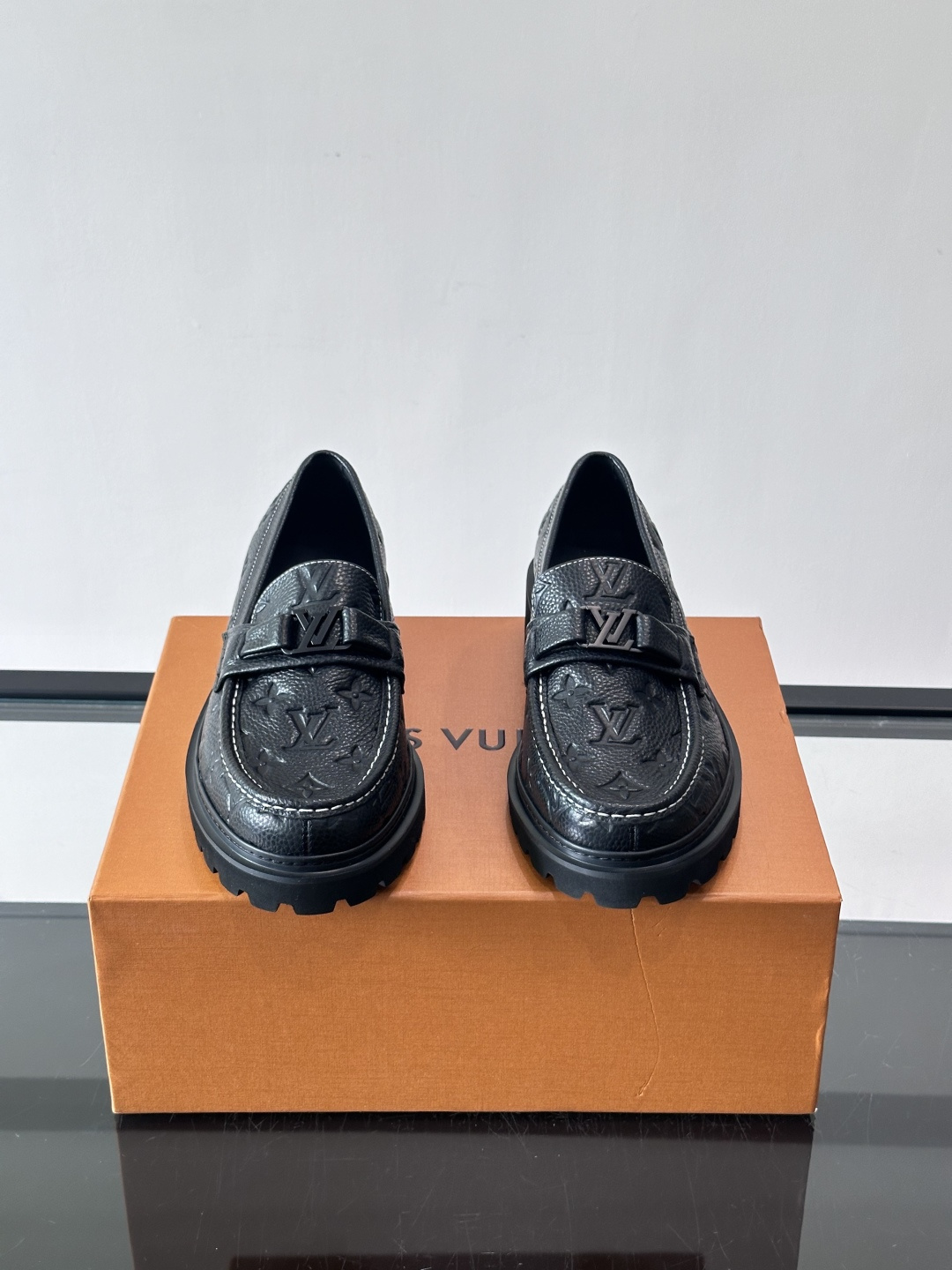 Lv驴家新款皮鞋出货，lv标识点缀鞋身，皮革饰带点缀LV金属徽标饰扣，搭配光滑小牛皮革饰边，搭配饰有 M