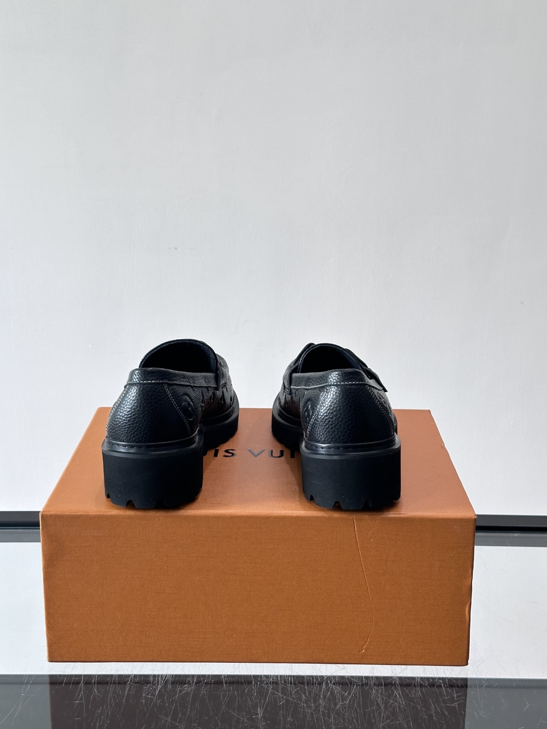 Lv驴家新款皮鞋出货，lv标识点缀鞋身，皮革饰带点缀LV金属徽标饰扣，搭配光滑小牛皮革饰边，搭配饰有 M