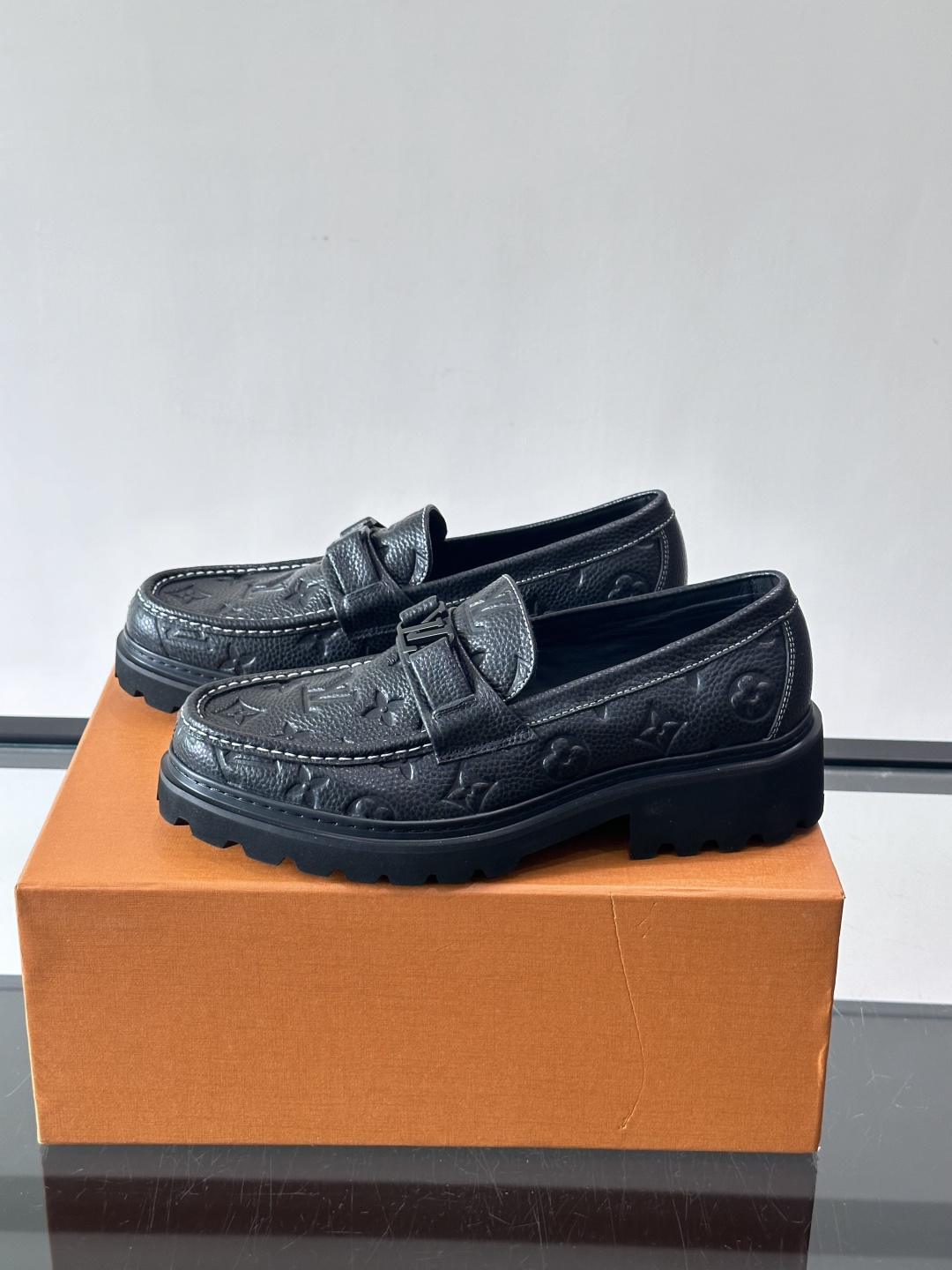 Lv驴家新款皮鞋出货，lv标识点缀鞋身，皮革饰带点缀LV金属徽标饰扣，搭配光滑小牛皮革饰边，搭配饰有 M