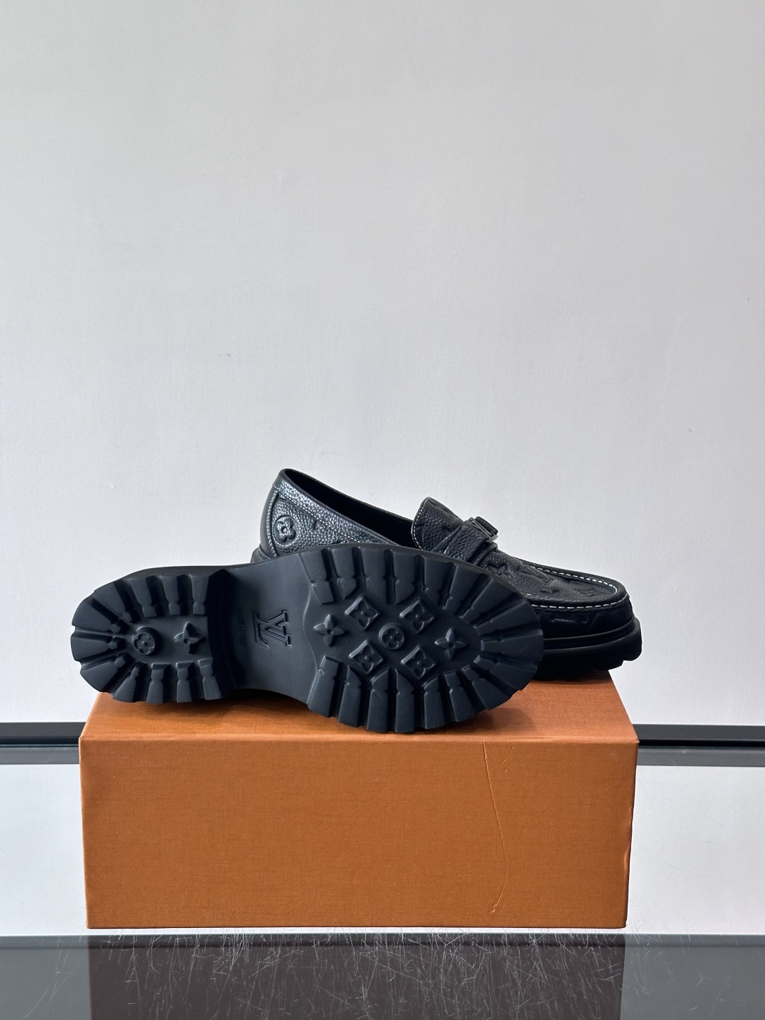 Lv驴家新款皮鞋出货，lv标识点缀鞋身，皮革饰带点缀LV金属徽标饰扣，搭配光滑小牛皮革饰边，搭配饰有 M