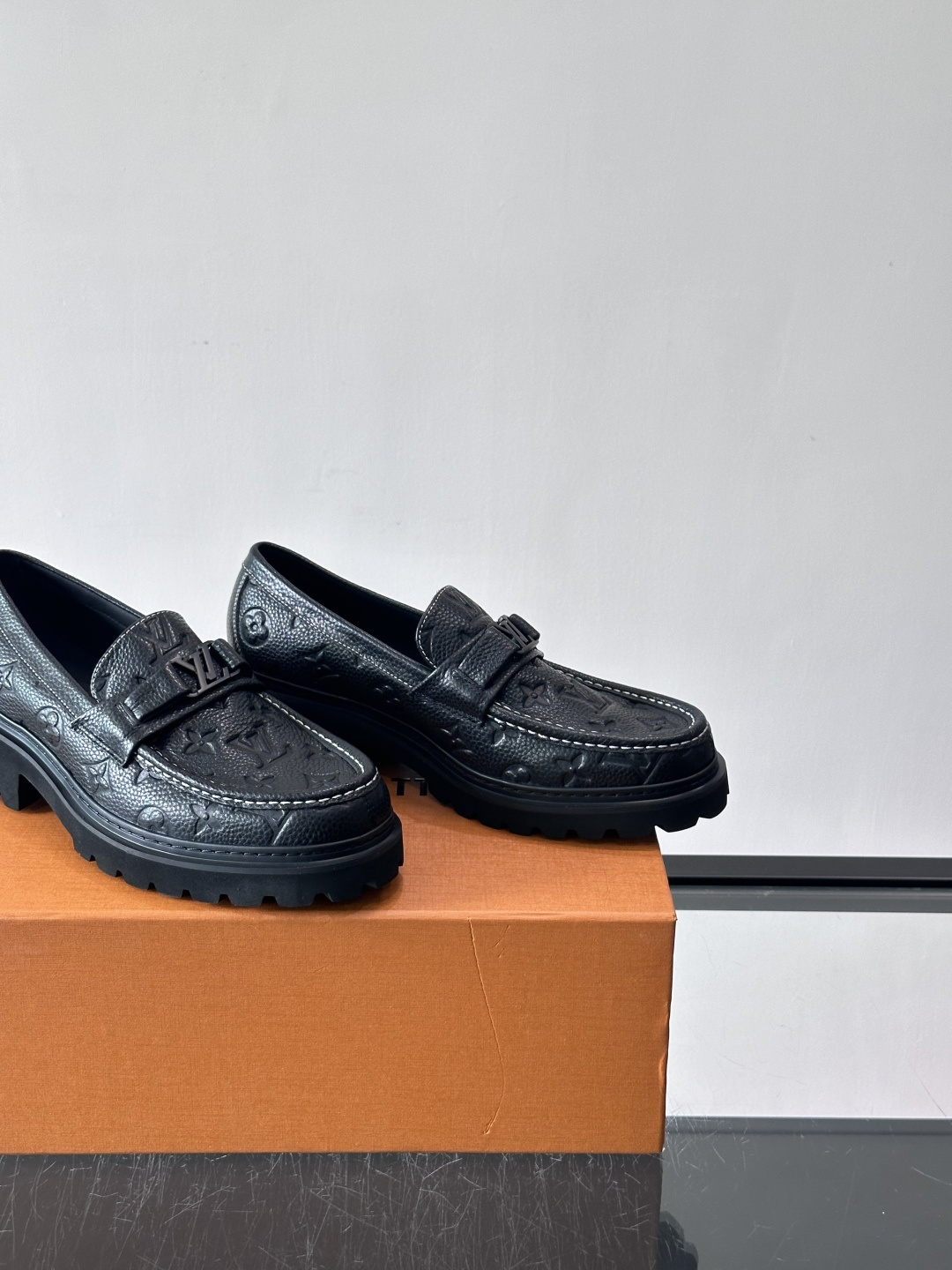 Lv驴家新款皮鞋出货，lv标识点缀鞋身，皮革饰带点缀LV金属徽标饰扣，搭配光滑小牛皮革饰边，搭配饰有 M