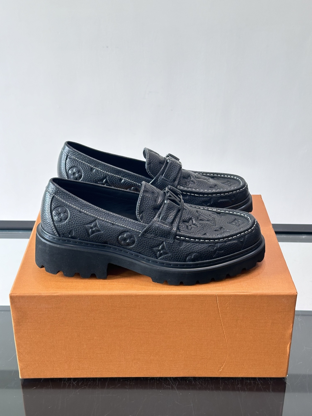 Lv驴家新款皮鞋出货，lv标识点缀鞋身，皮革饰带点缀LV金属徽标饰扣，搭配光滑小牛皮革饰边，搭配饰有 M