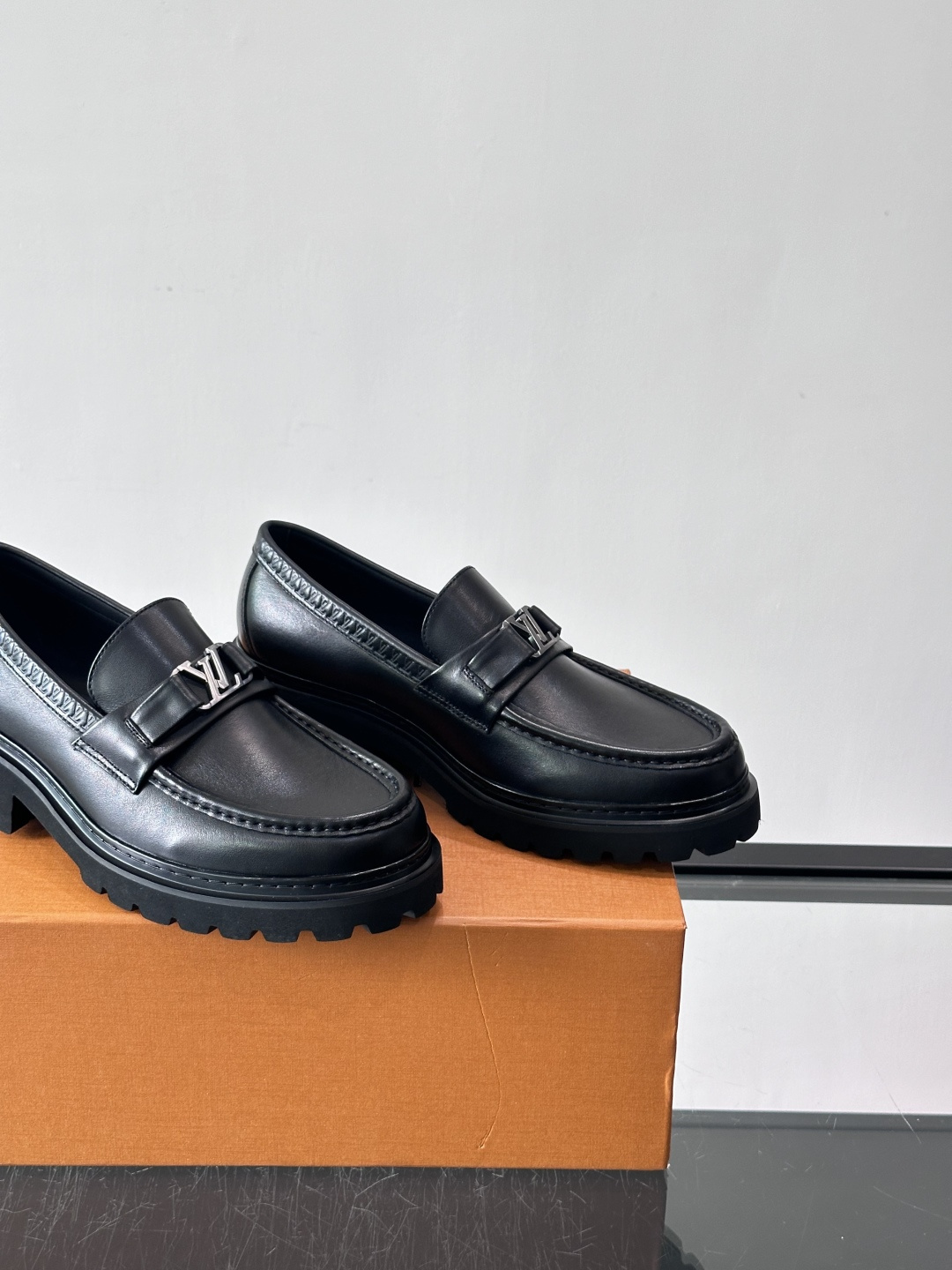 Lv驴家新款皮鞋出货，lv标识点缀鞋身，皮革饰带点缀LV金属徽标饰扣，搭配光滑小牛皮革饰边，搭配饰有 M