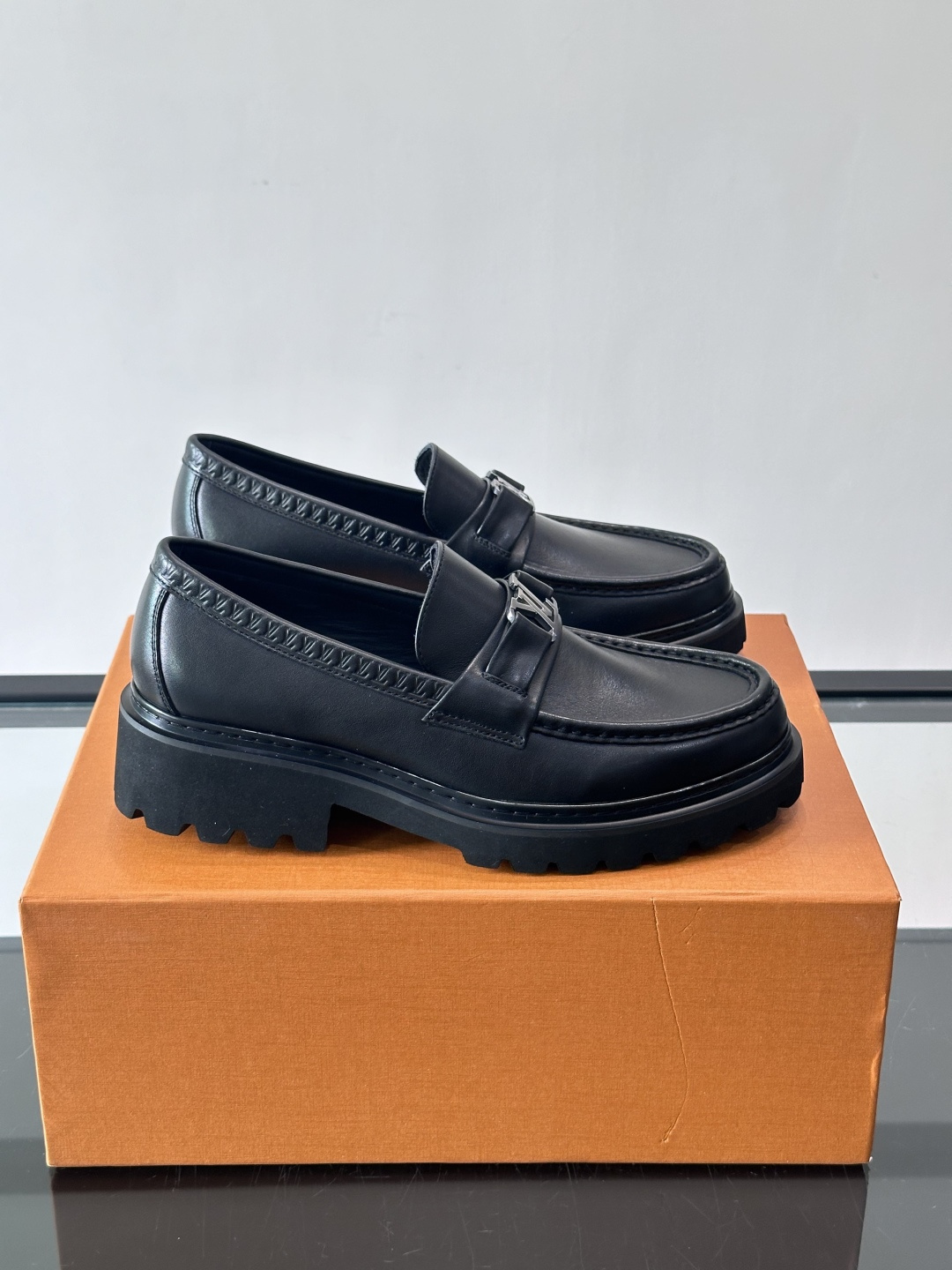 Lv驴家新款皮鞋出货，lv标识点缀鞋身，皮革饰带点缀LV金属徽标饰扣，搭配光滑小牛皮革饰边，搭配饰有 M