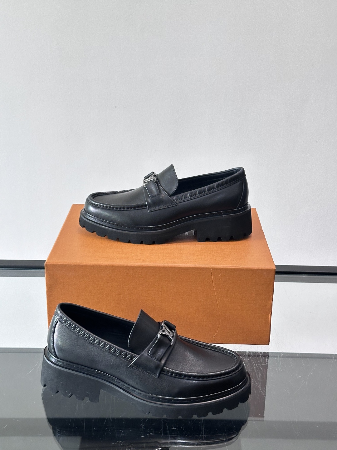 Lv驴家新款皮鞋出货，lv标识点缀鞋身，皮革饰带点缀LV金属徽标饰扣，搭配光滑小牛皮革饰边，搭配饰有 M