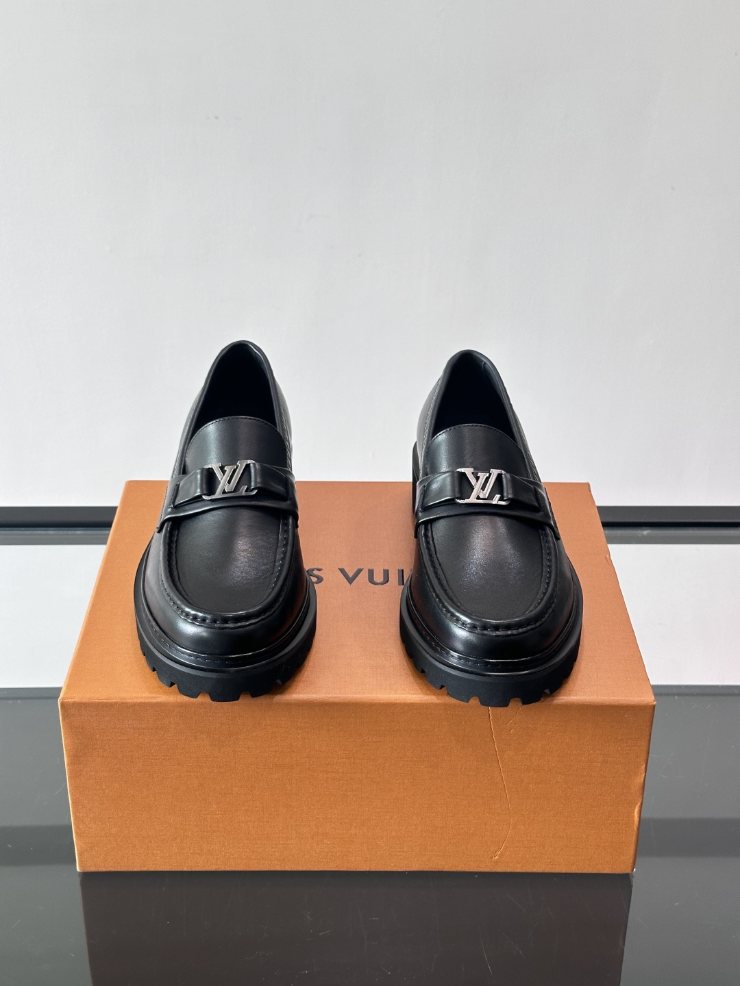 Lv驴家新款皮鞋出货，lv标识点缀鞋身，皮革饰带点缀LV金属徽标饰扣，搭配光滑小牛皮革饰边，搭配饰有 M