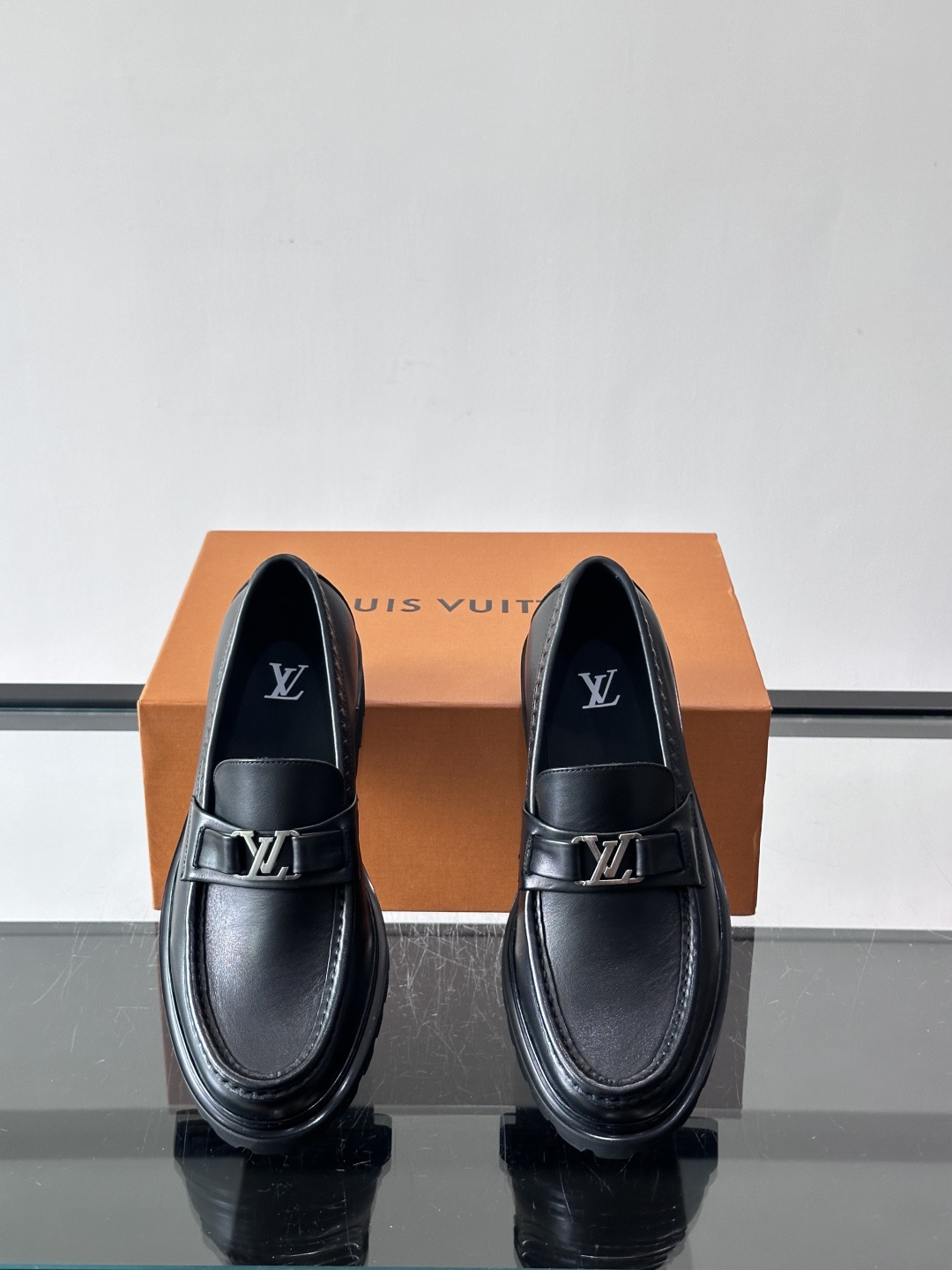 Lv驴家新款皮鞋出货，lv标识点缀鞋身，皮革饰带点缀LV金属徽标饰扣，搭配光滑小牛皮革饰边，搭配饰有 M
