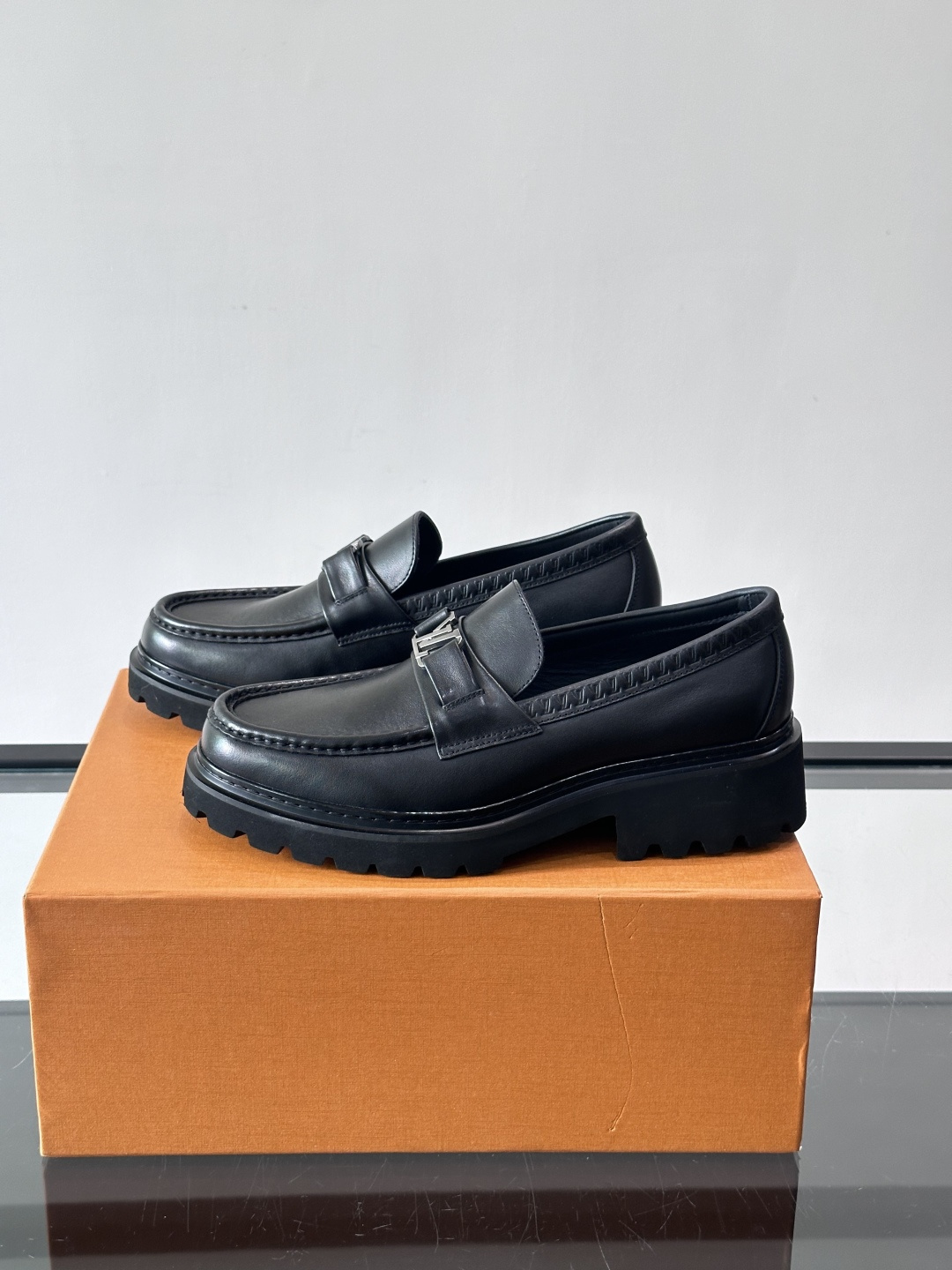 Lv驴家新款皮鞋出货，lv标识点缀鞋身，皮革饰带点缀LV金属徽标饰扣，搭配光滑小牛皮革饰边，搭配饰有 M