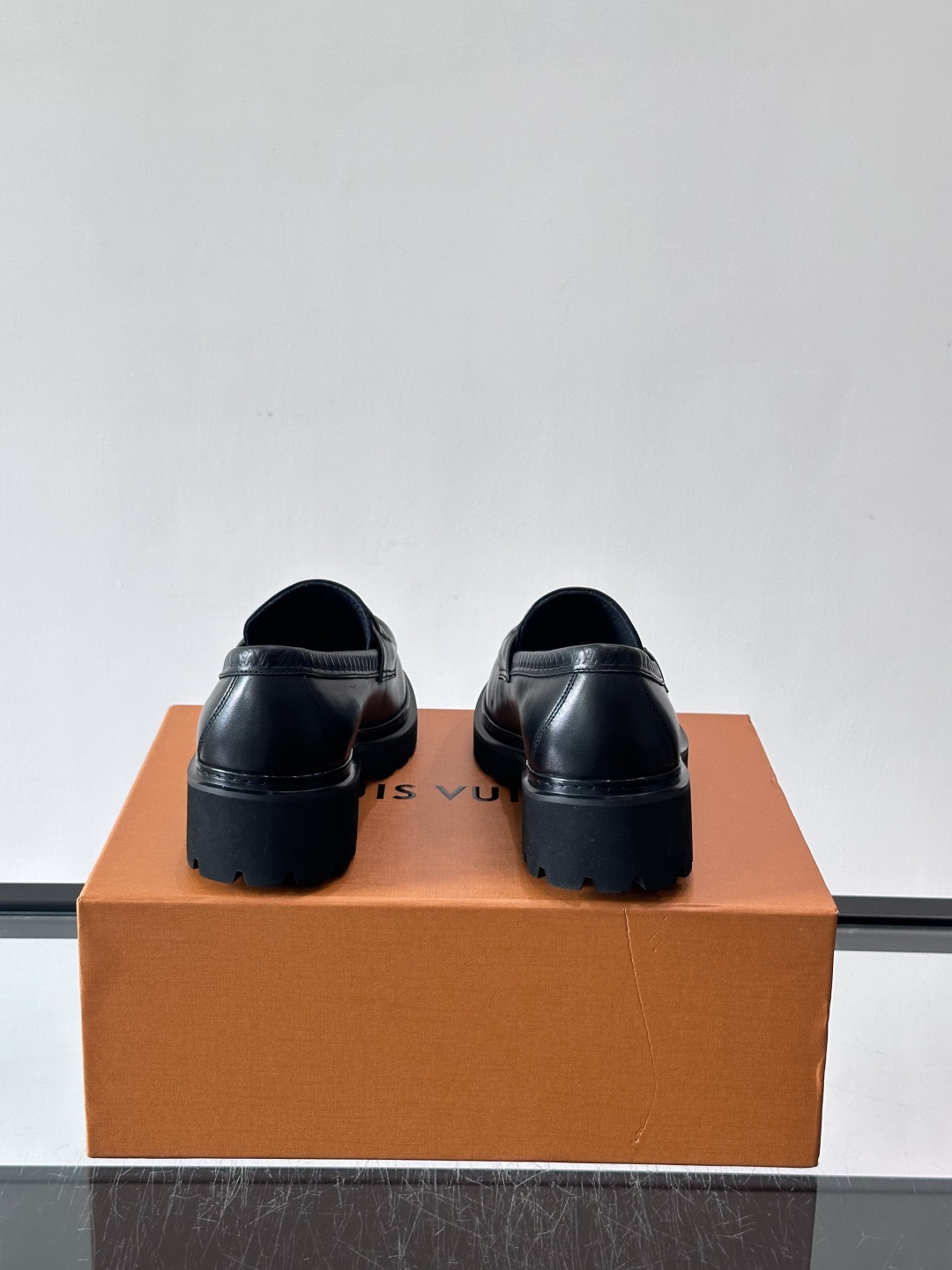 Lv驴家新款皮鞋出货，lv标识点缀鞋身，皮革饰带点缀LV金属徽标饰扣，搭配光滑小牛皮革饰边，搭配饰有 M