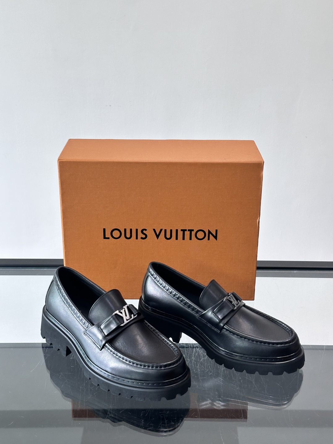 Lv驴家新款皮鞋出货，lv标识点缀鞋身，皮革饰带点缀LV金属徽标饰扣，搭配光滑小牛皮革饰边，搭配饰有 M