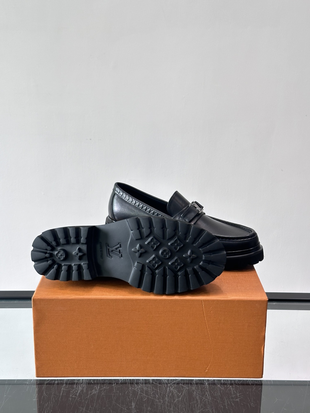 Lv驴家新款皮鞋出货，lv标识点缀鞋身，皮革饰带点缀LV金属徽标饰扣，搭配光滑小牛皮革饰边，搭配饰有 M