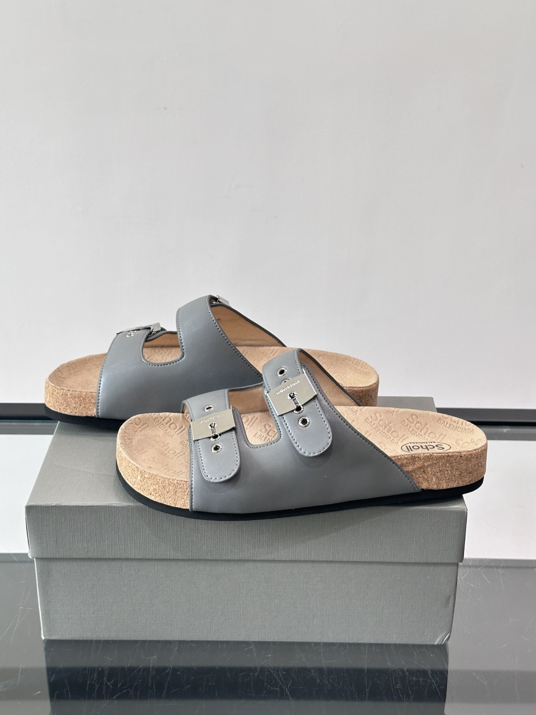 balenciaga&Birkenstock Boston联名款凉鞋🩴拖鞋，标志性双绑带+金属扣设计，牛