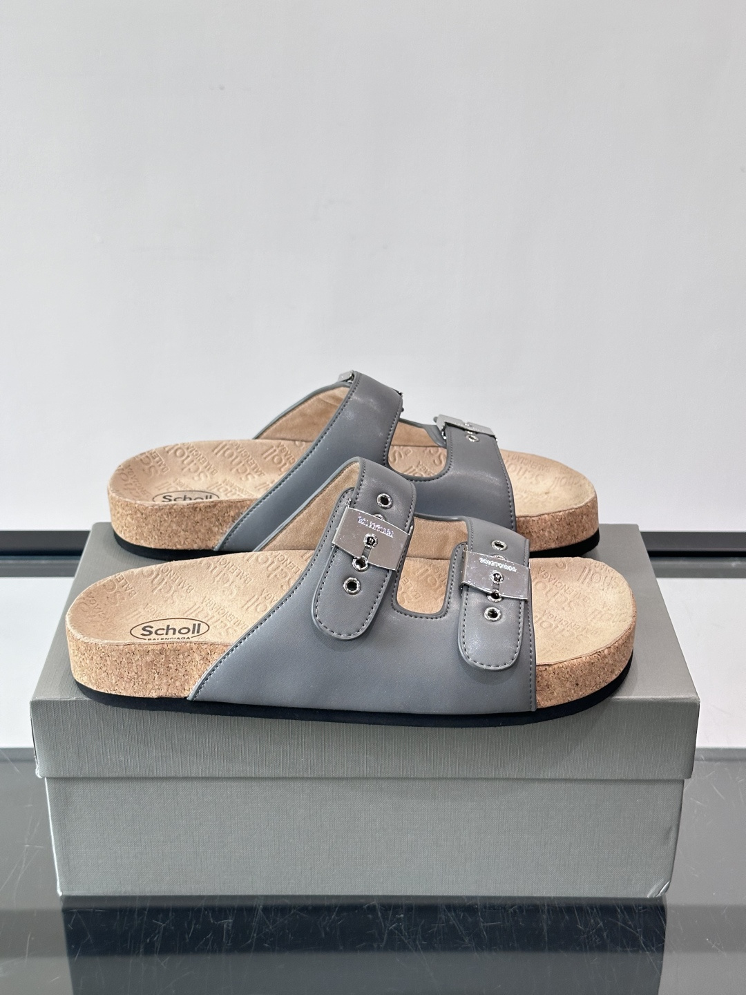 balenciaga&Birkenstock Boston联名款凉鞋🩴拖鞋，标志性双绑带+金属扣设计，牛