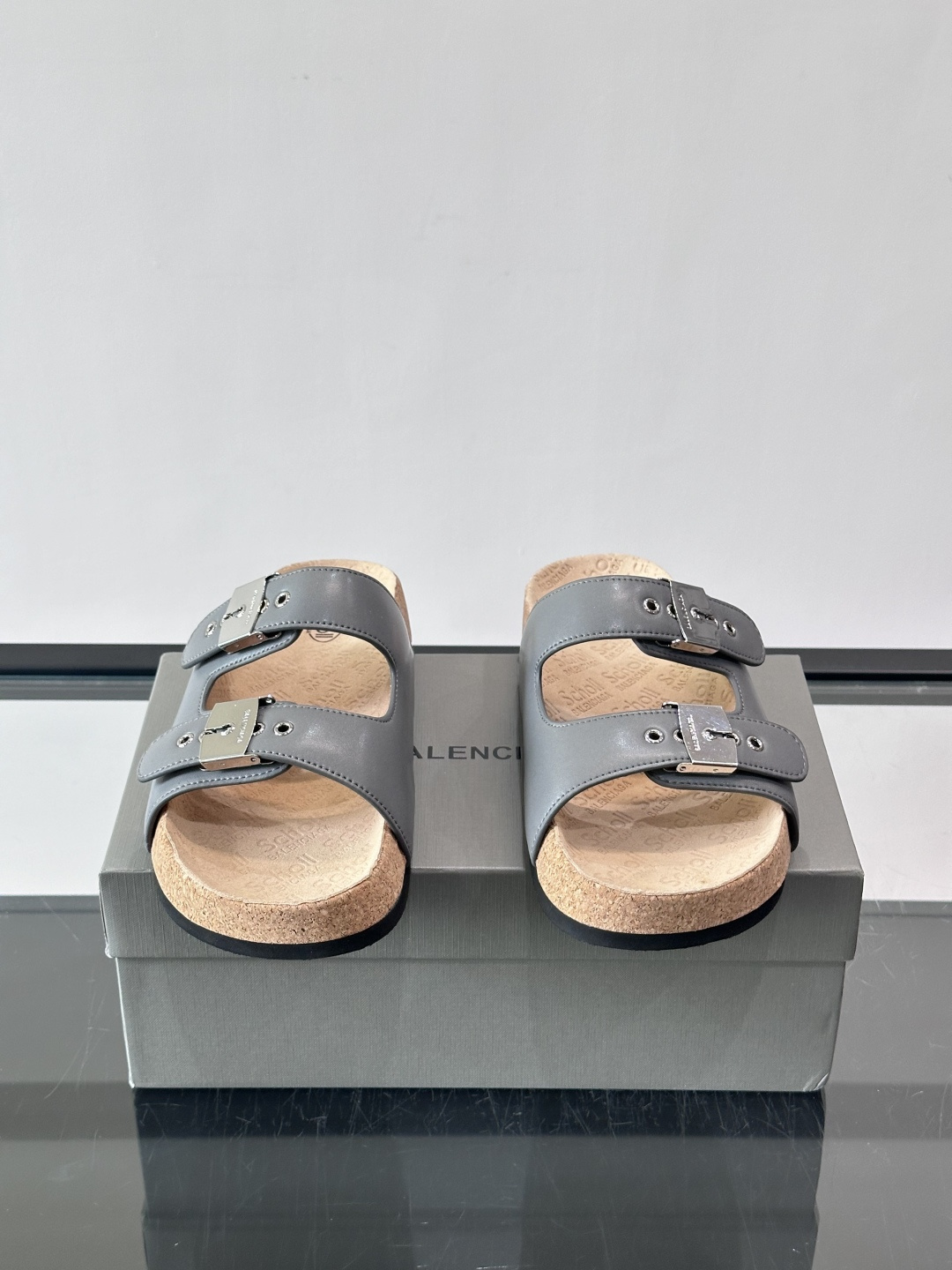 balenciaga&Birkenstock Boston联名款凉鞋🩴拖鞋，标志性双绑带+金属扣设计，牛