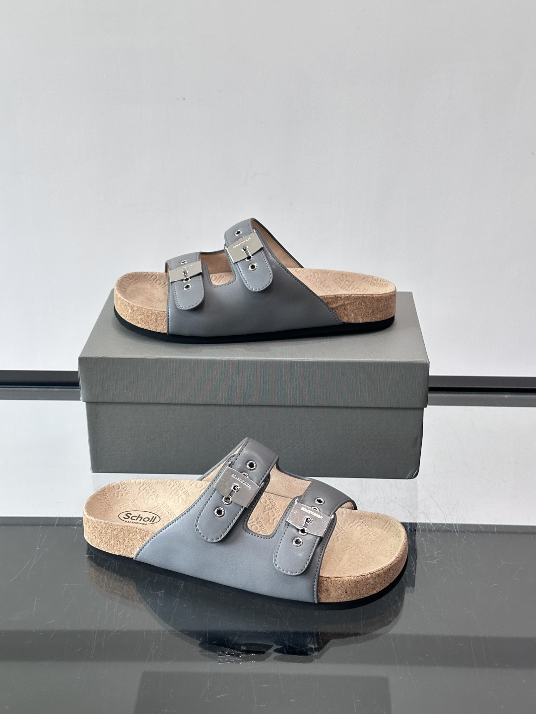 balenciaga&Birkenstock Boston联名款凉鞋🩴拖鞋，标志性双绑带+金属扣设计，牛