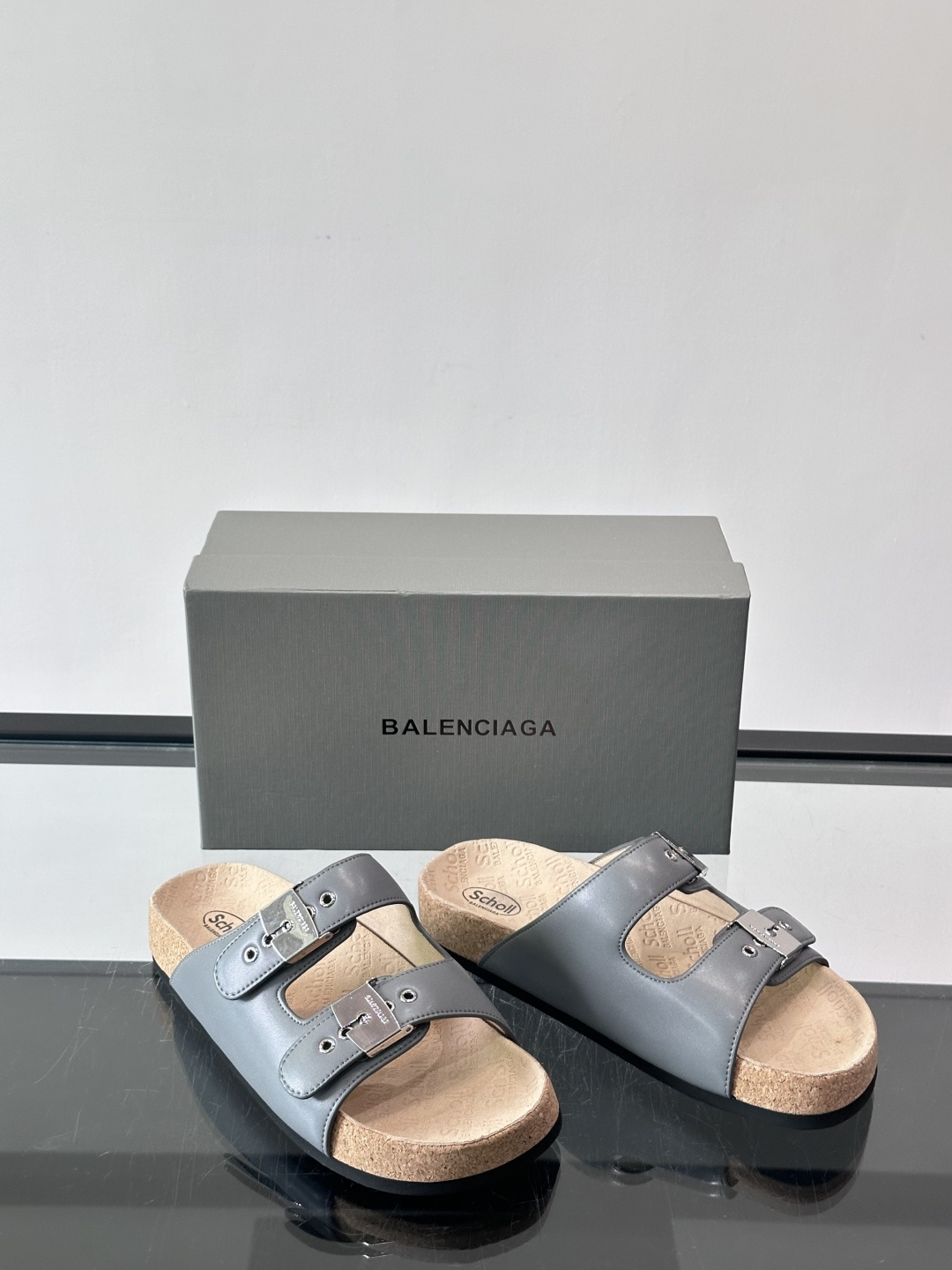 balenciaga&Birkenstock Boston联名款凉鞋🩴拖鞋，标志性双绑带+金属扣设计，牛