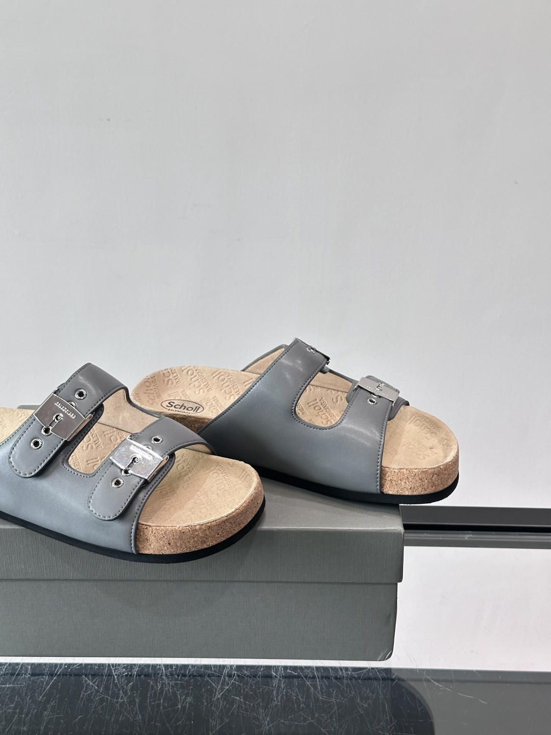 balenciaga&Birkenstock Boston联名款凉鞋🩴拖鞋，标志性双绑带+金属扣设计，牛