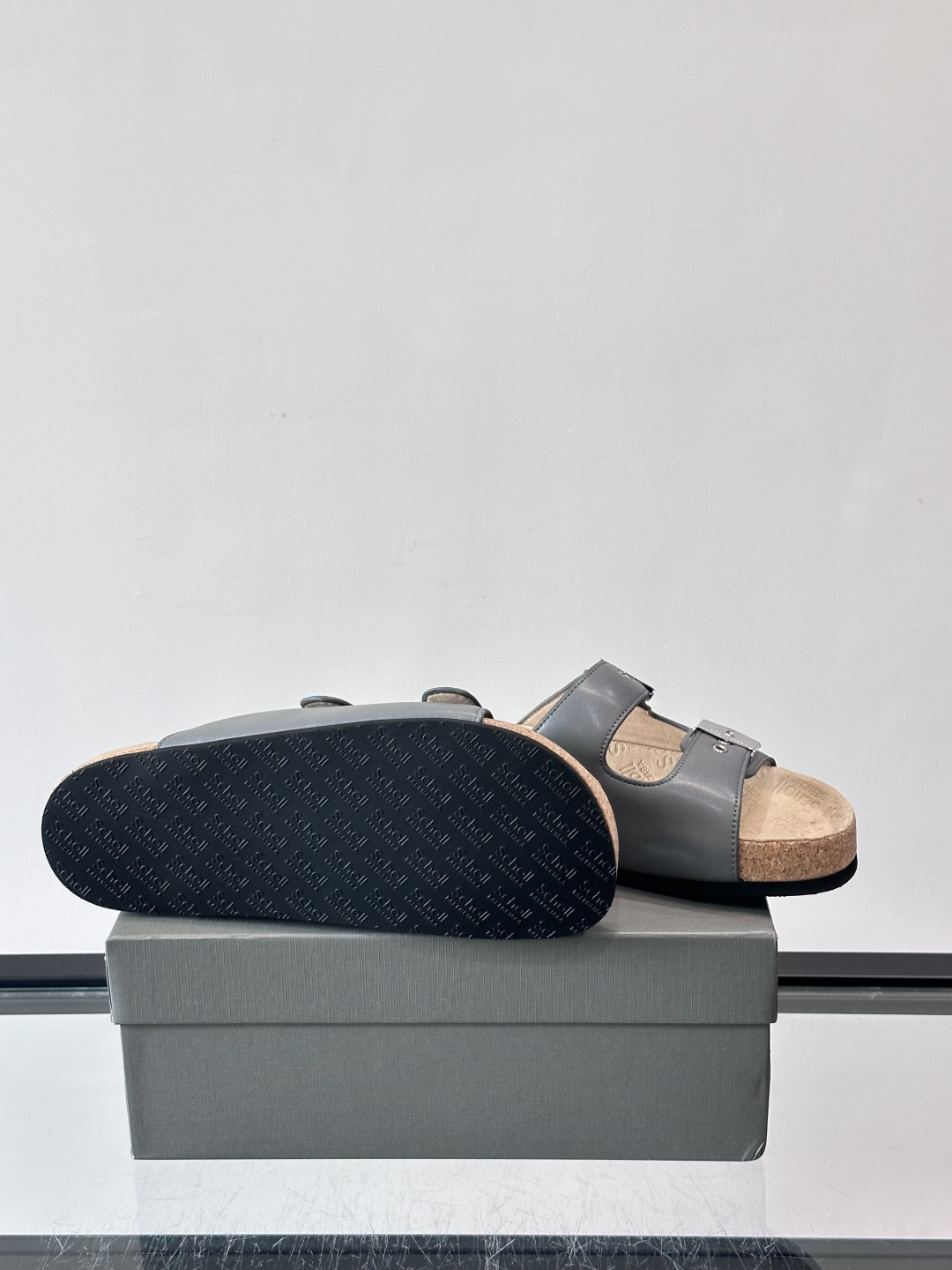balenciaga&Birkenstock Boston联名款凉鞋🩴拖鞋，标志性双绑带+金属扣设计，牛