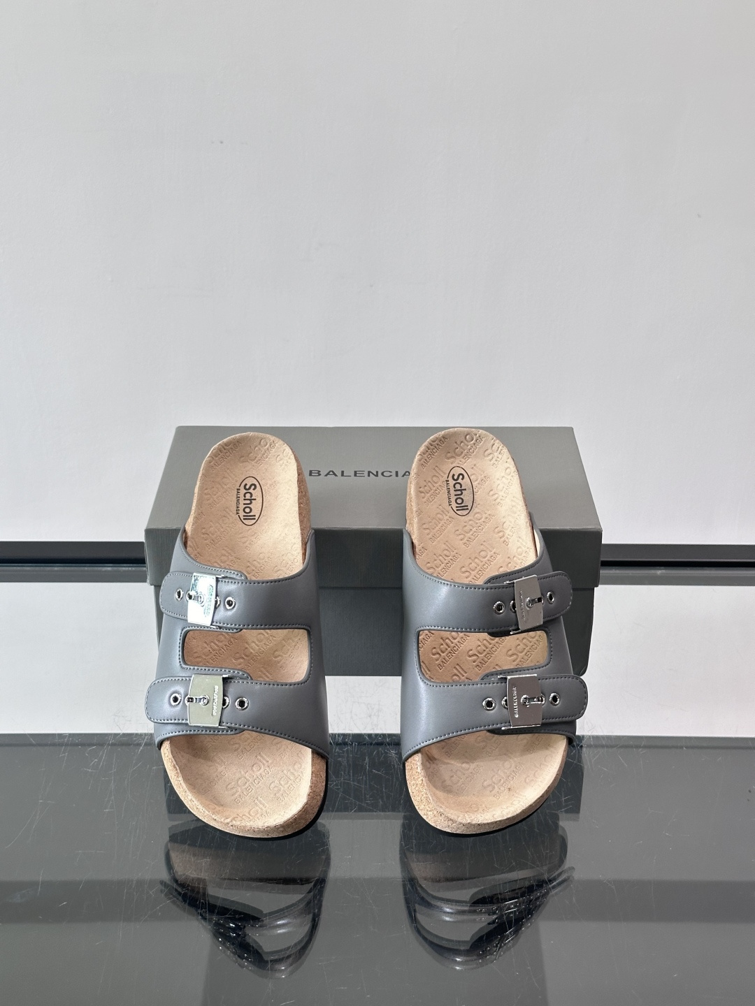 balenciaga&Birkenstock Boston联名款凉鞋🩴拖鞋，标志性双绑带+金属扣设计，牛