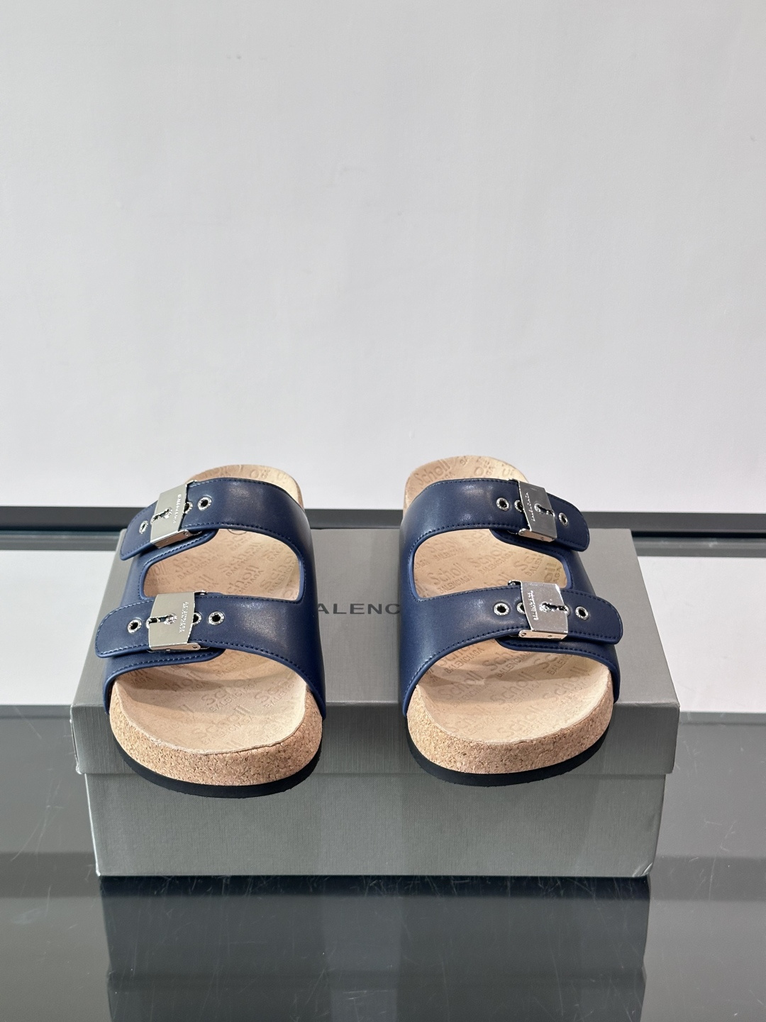 balenciaga&Birkenstock Boston联名款凉鞋🩴拖鞋，标志性双绑带+金属扣设计，牛