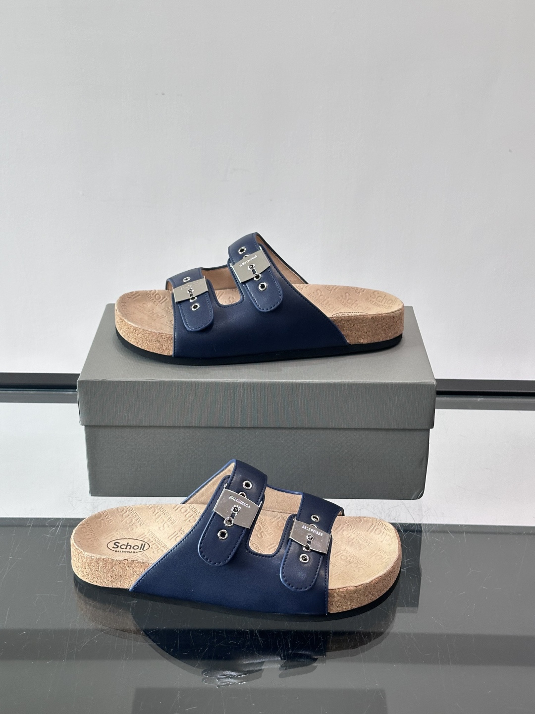 balenciaga&Birkenstock Boston联名款凉鞋🩴拖鞋，标志性双绑带+金属扣设计，牛