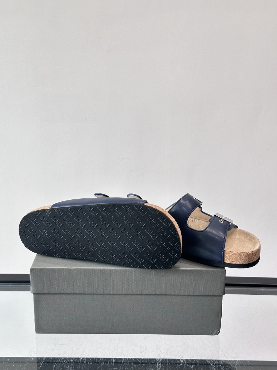balenciaga&Birkenstock Boston联名款凉鞋🩴拖鞋，标志性双绑带+金属扣设计，牛