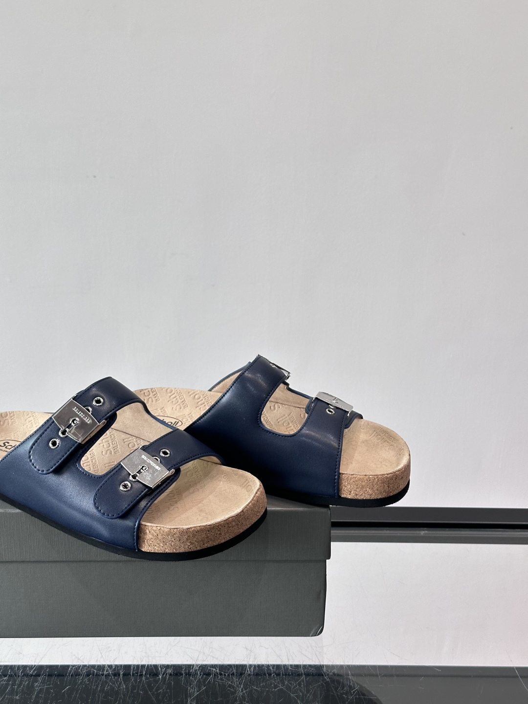 balenciaga&Birkenstock Boston联名款凉鞋🩴拖鞋，标志性双绑带+金属扣设计，牛