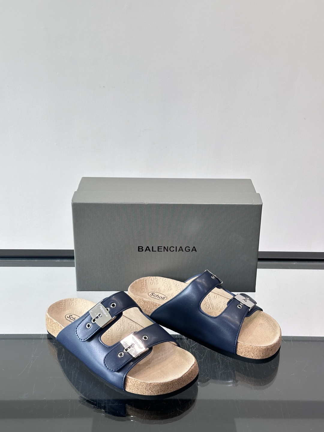 balenciaga&Birkenstock Boston联名款凉鞋🩴拖鞋，标志性双绑带+金属扣设计，牛