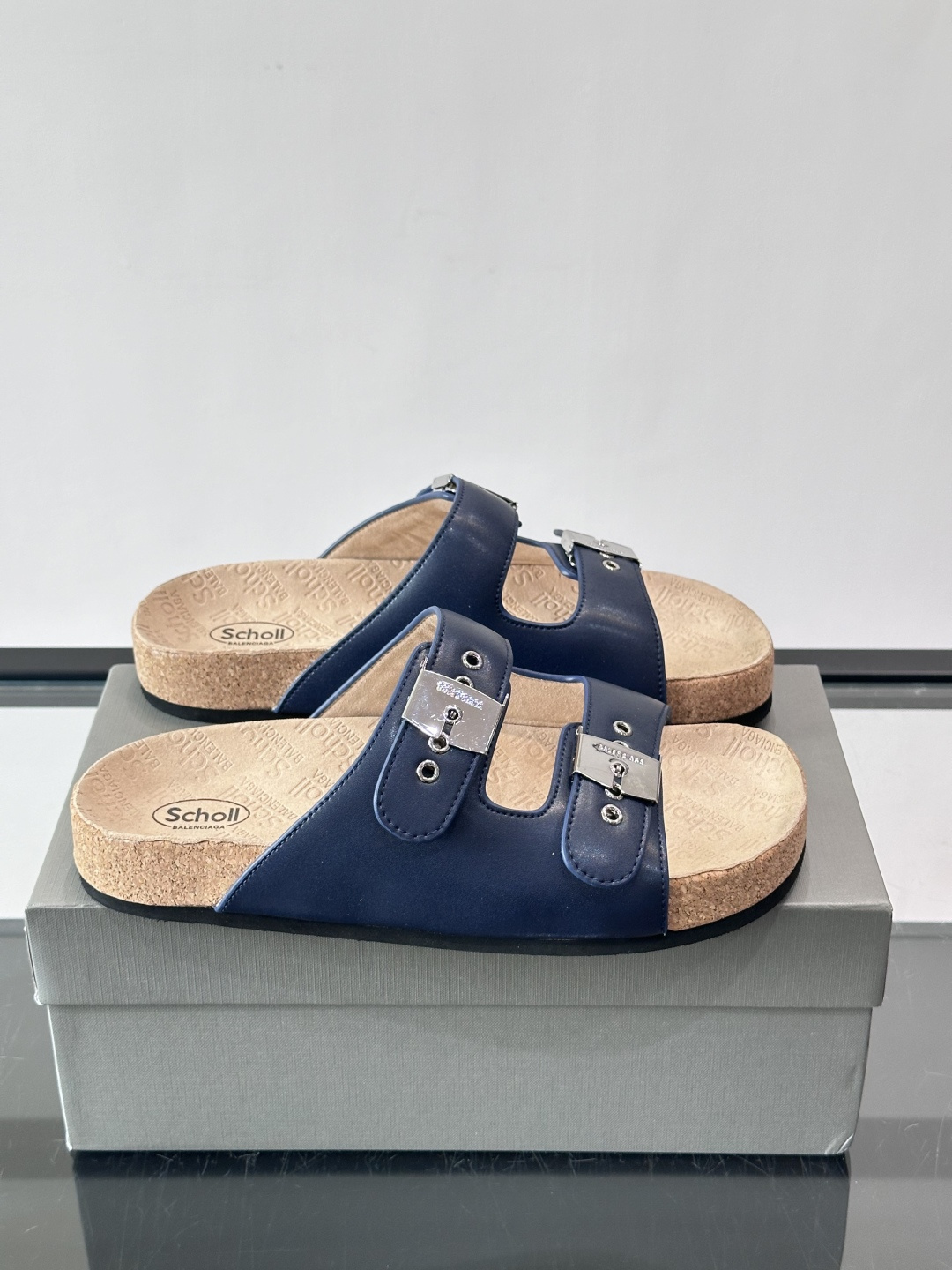 balenciaga&Birkenstock Boston联名款凉鞋🩴拖鞋，标志性双绑带+金属扣设计，牛