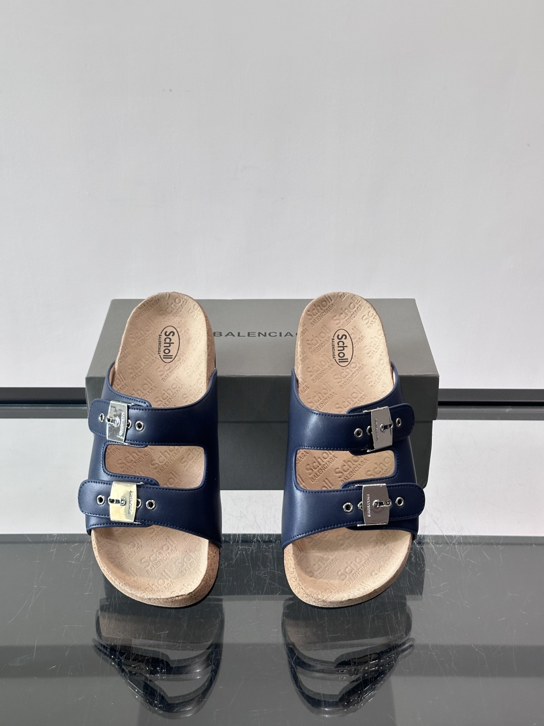 balenciaga&Birkenstock Boston联名款凉鞋🩴拖鞋，标志性双绑带+金属扣设计，牛
