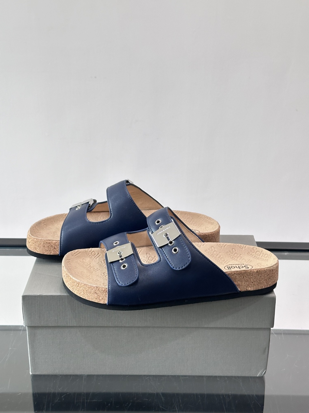 balenciaga&Birkenstock Boston联名款凉鞋🩴拖鞋，标志性双绑带+金属扣设计，牛