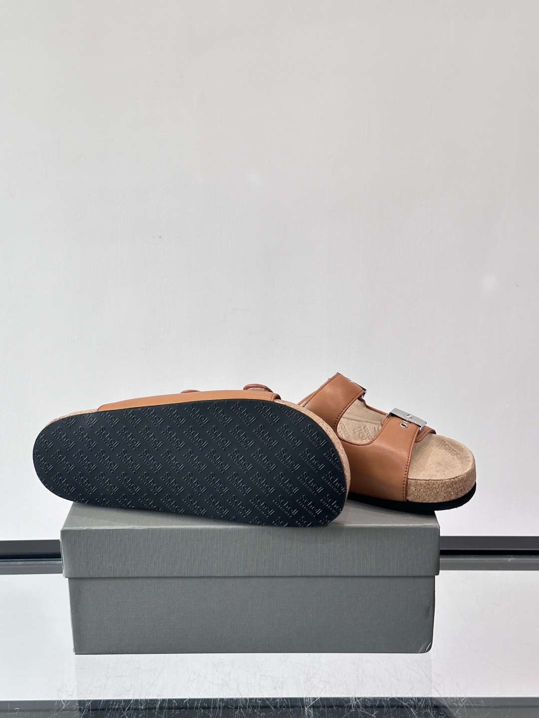 balenciaga&Birkenstock Boston联名款凉鞋🩴拖鞋，标志性双绑带+金属扣设计，牛