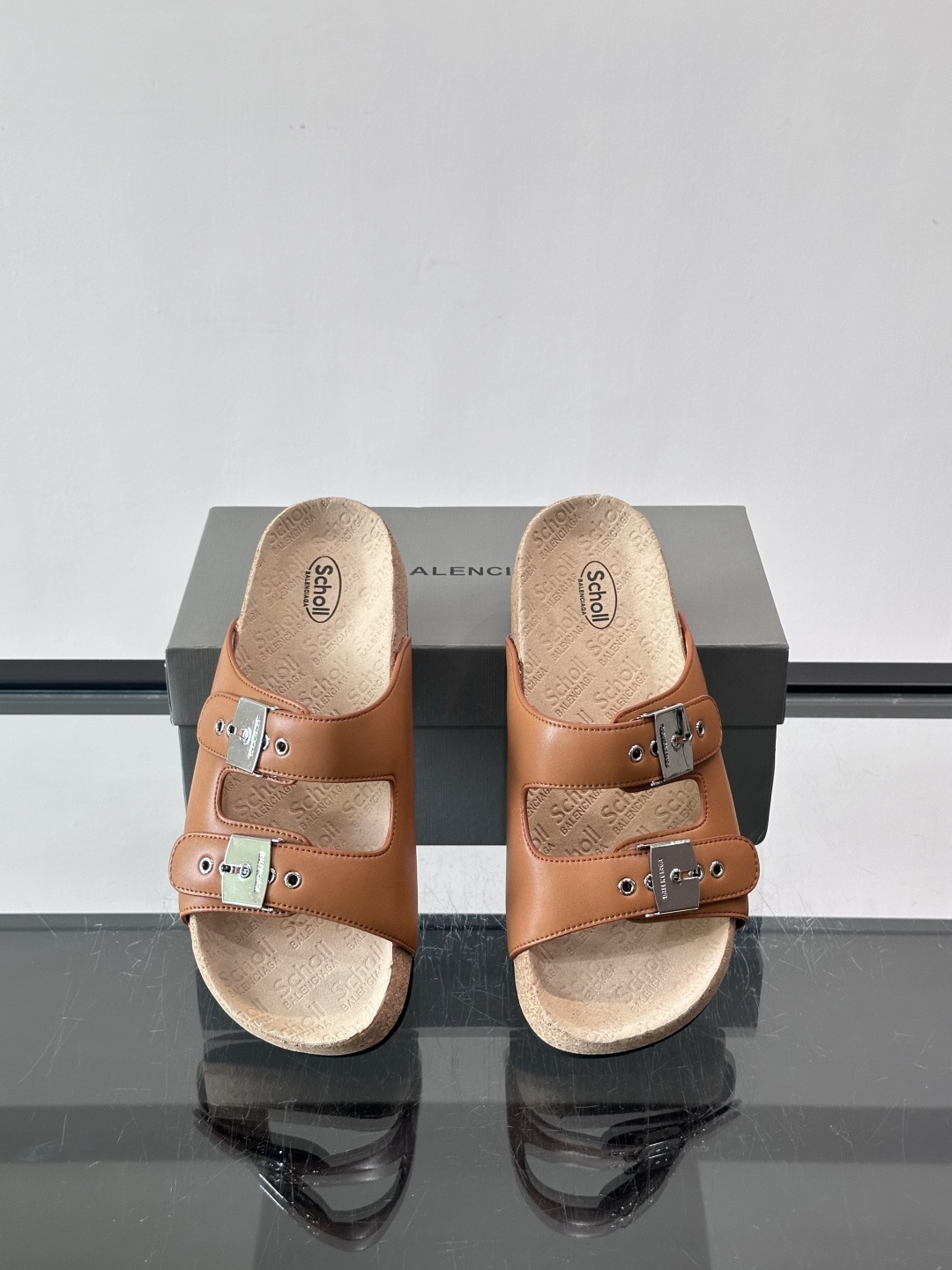 balenciaga&Birkenstock Boston联名款凉鞋🩴拖鞋，标志性双绑带+金属扣设计，牛