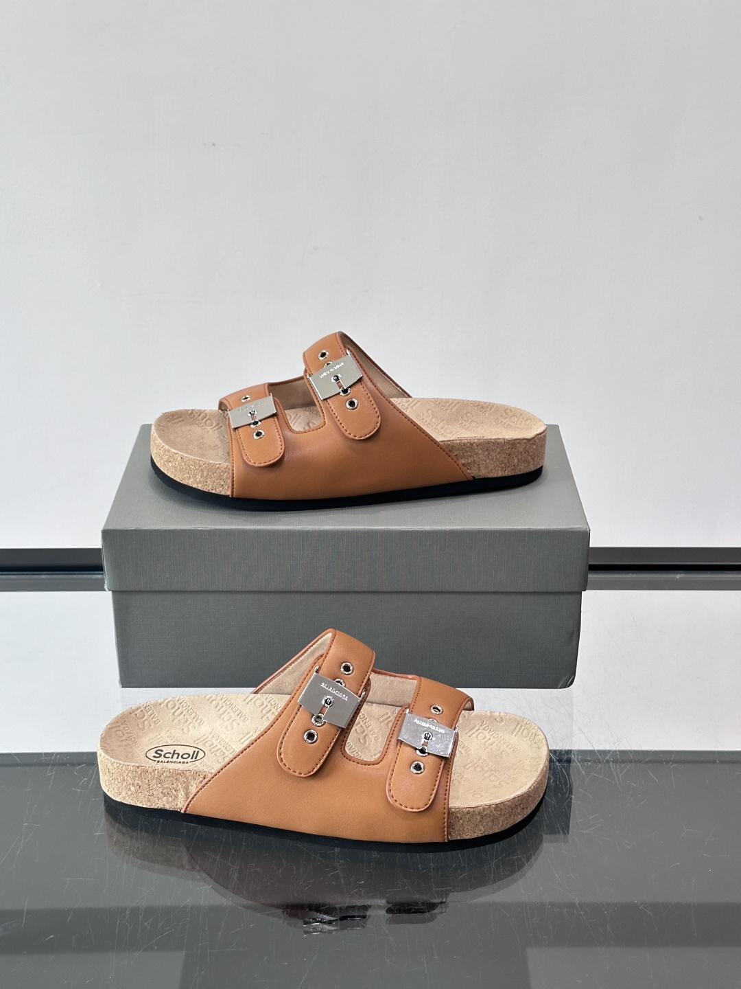 balenciaga&Birkenstock Boston联名款凉鞋🩴拖鞋，标志性双绑带+金属扣设计，牛