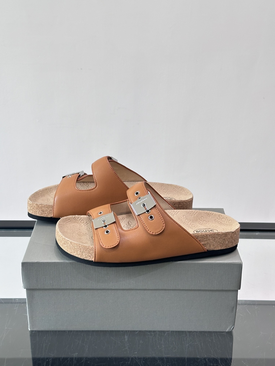 balenciaga&Birkenstock Boston联名款凉鞋🩴拖鞋，标志性双绑带+金属扣设计，牛