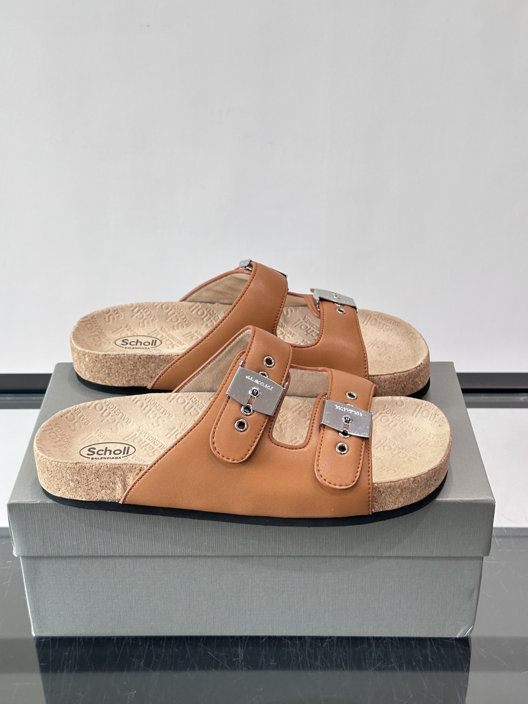 balenciaga&Birkenstock Boston联名款凉鞋🩴拖鞋，标志性双绑带+金属扣设计，牛