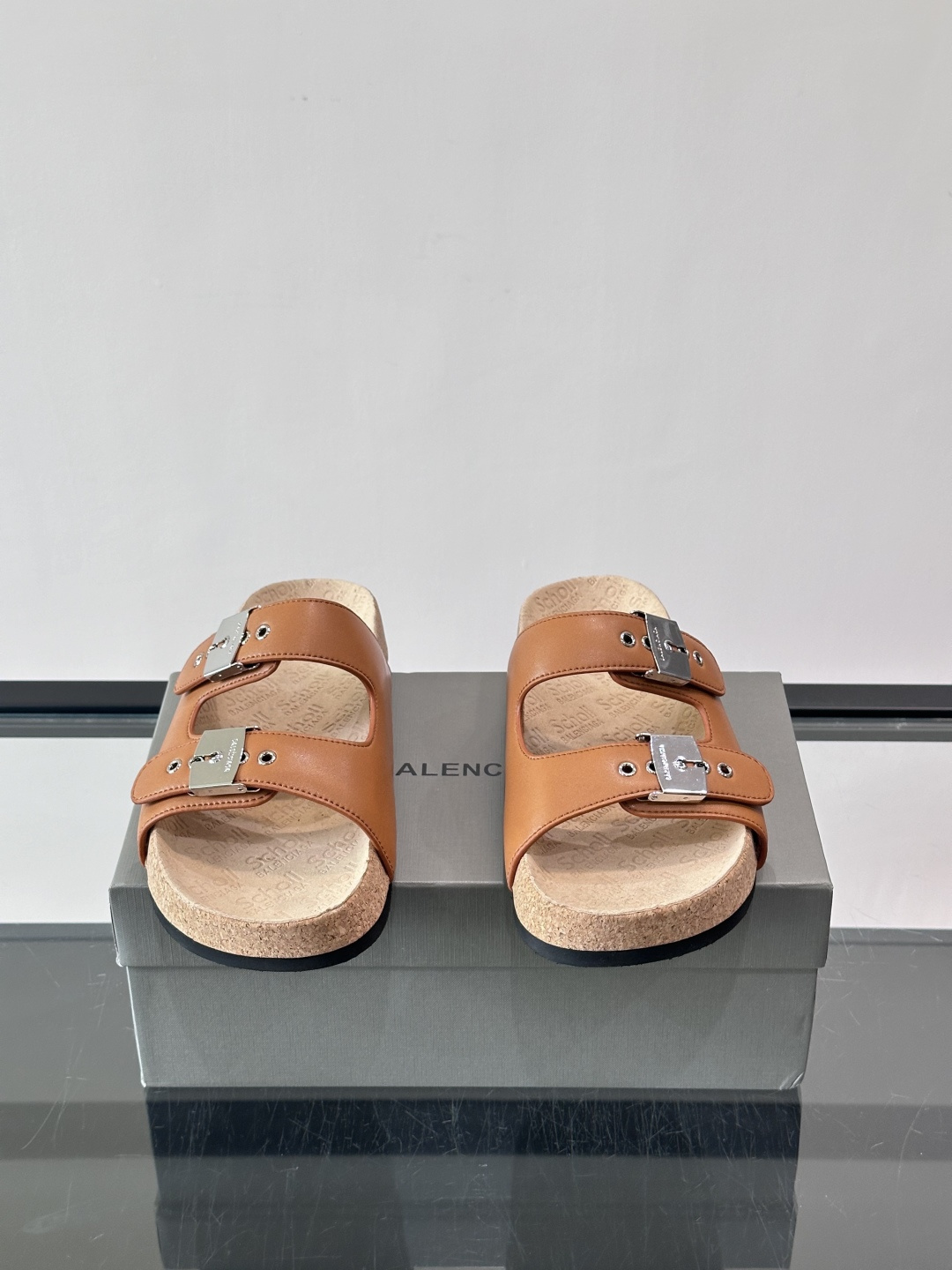 balenciaga&Birkenstock Boston联名款凉鞋🩴拖鞋，标志性双绑带+金属扣设计，牛