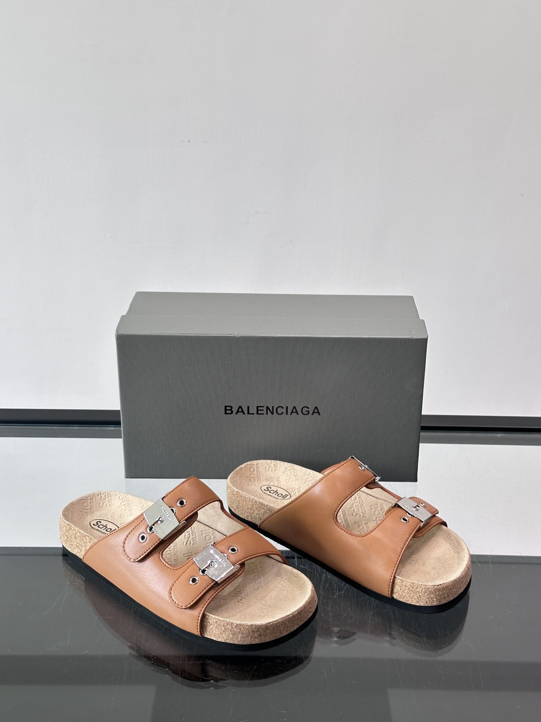 balenciaga&Birkenstock Boston联名款凉鞋🩴拖鞋，标志性双绑带+金属扣设计，牛