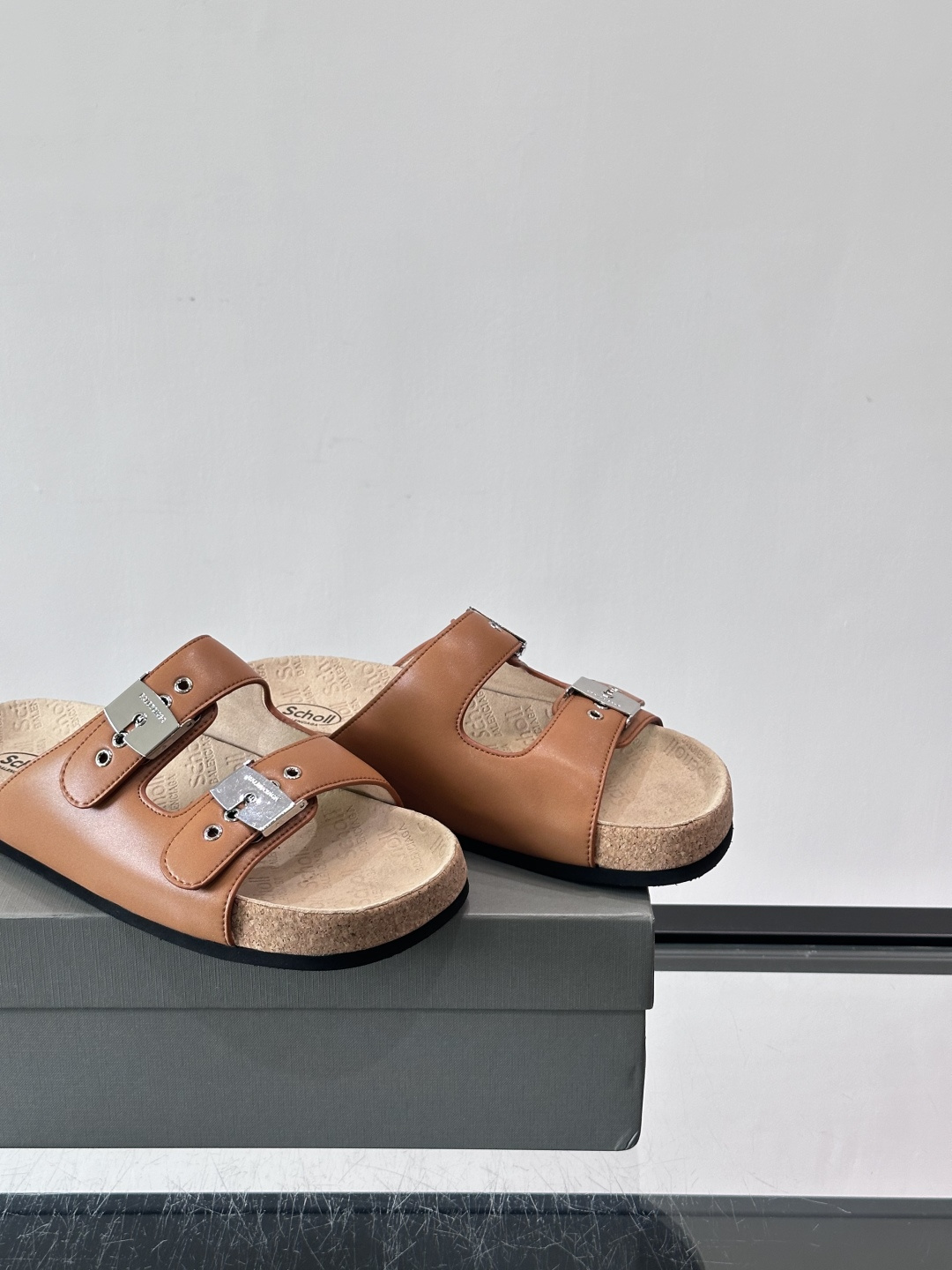 balenciaga&Birkenstock Boston联名款凉鞋🩴拖鞋，标志性双绑带+金属扣设计，牛