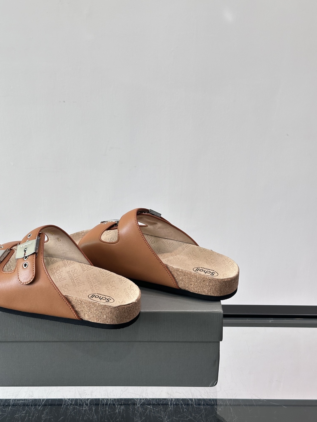 balenciaga&Birkenstock Boston联名款凉鞋🩴拖鞋，标志性双绑带+金属扣设计，牛