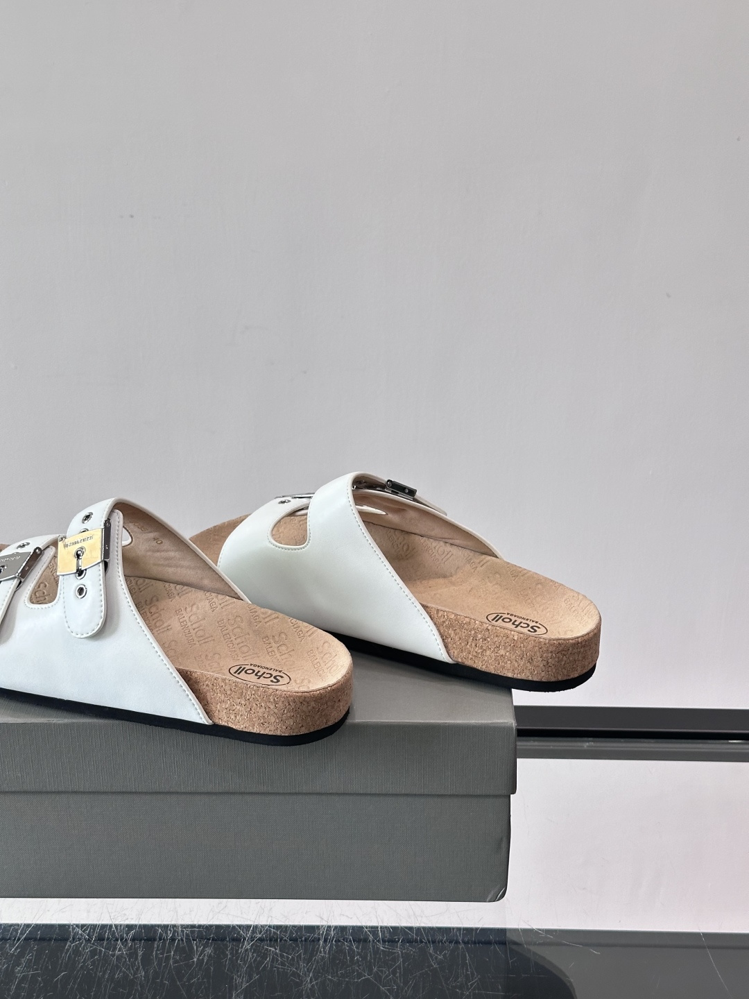 balenciaga&Birkenstock Boston联名款凉鞋🩴拖鞋，标志性双绑带+金属扣设计，牛