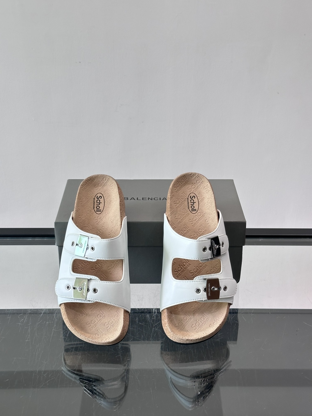 balenciaga&Birkenstock Boston联名款凉鞋🩴拖鞋，标志性双绑带+金属扣设计，牛